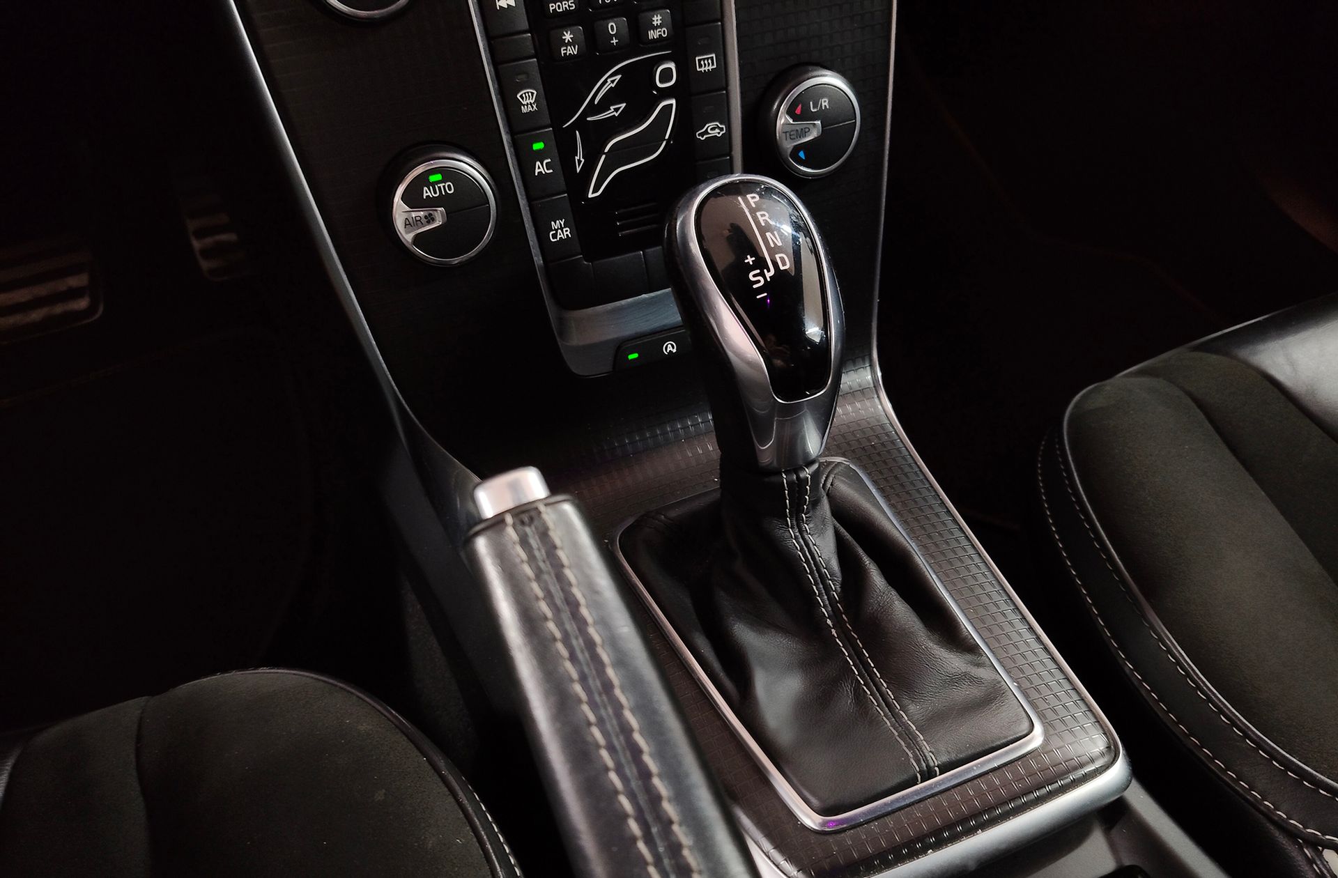 Volvo V40 D4 R-Design Momentum - foto 5