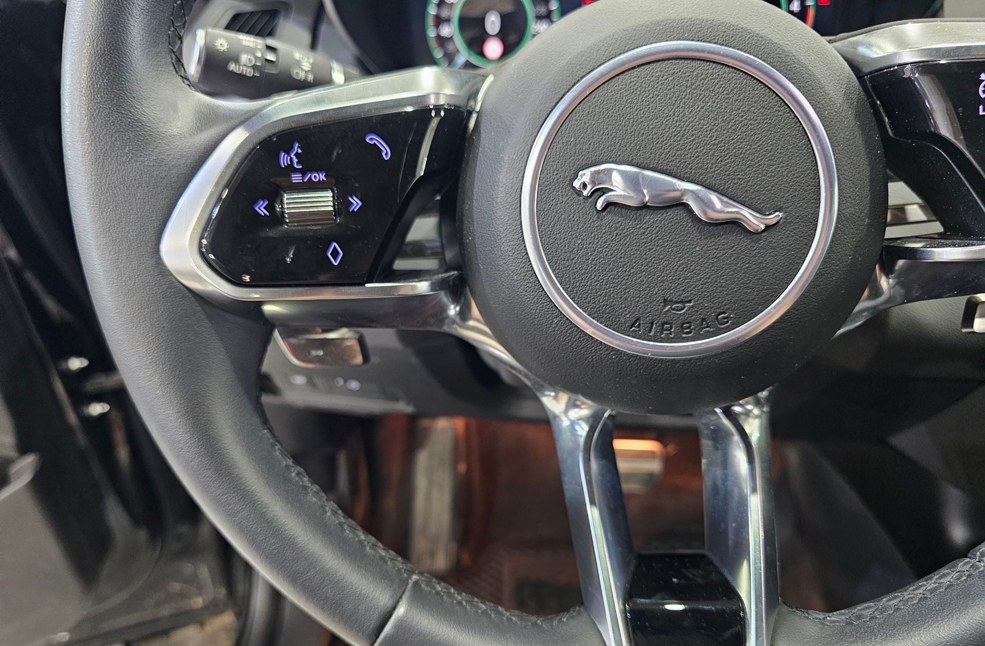 Jaguar E-Pace 2.0D MHEV R-Dynamic SE 4WD - foto 29
