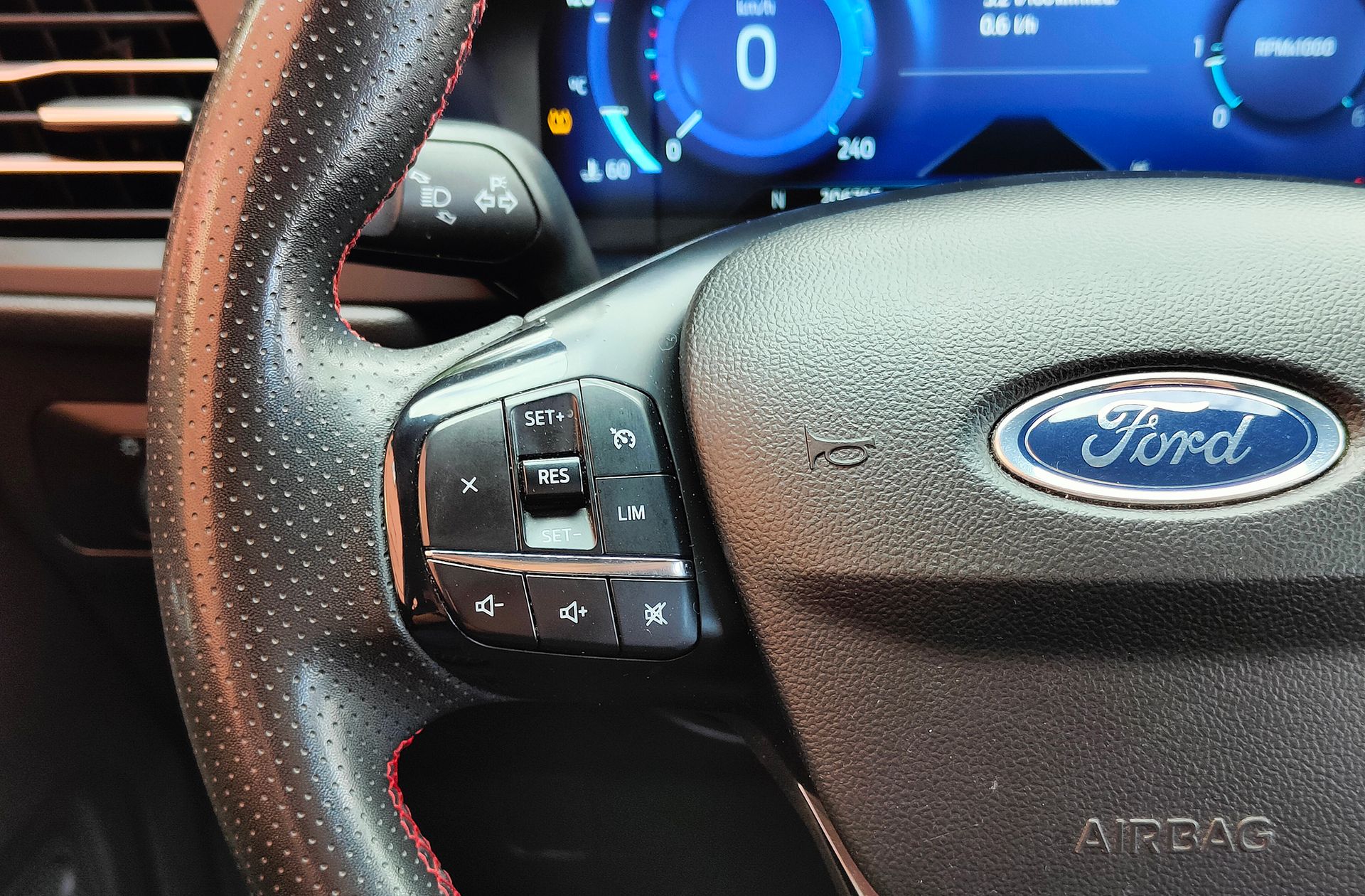 Ford Kuga 1.5 EcoBlue ST-Line - foto 30