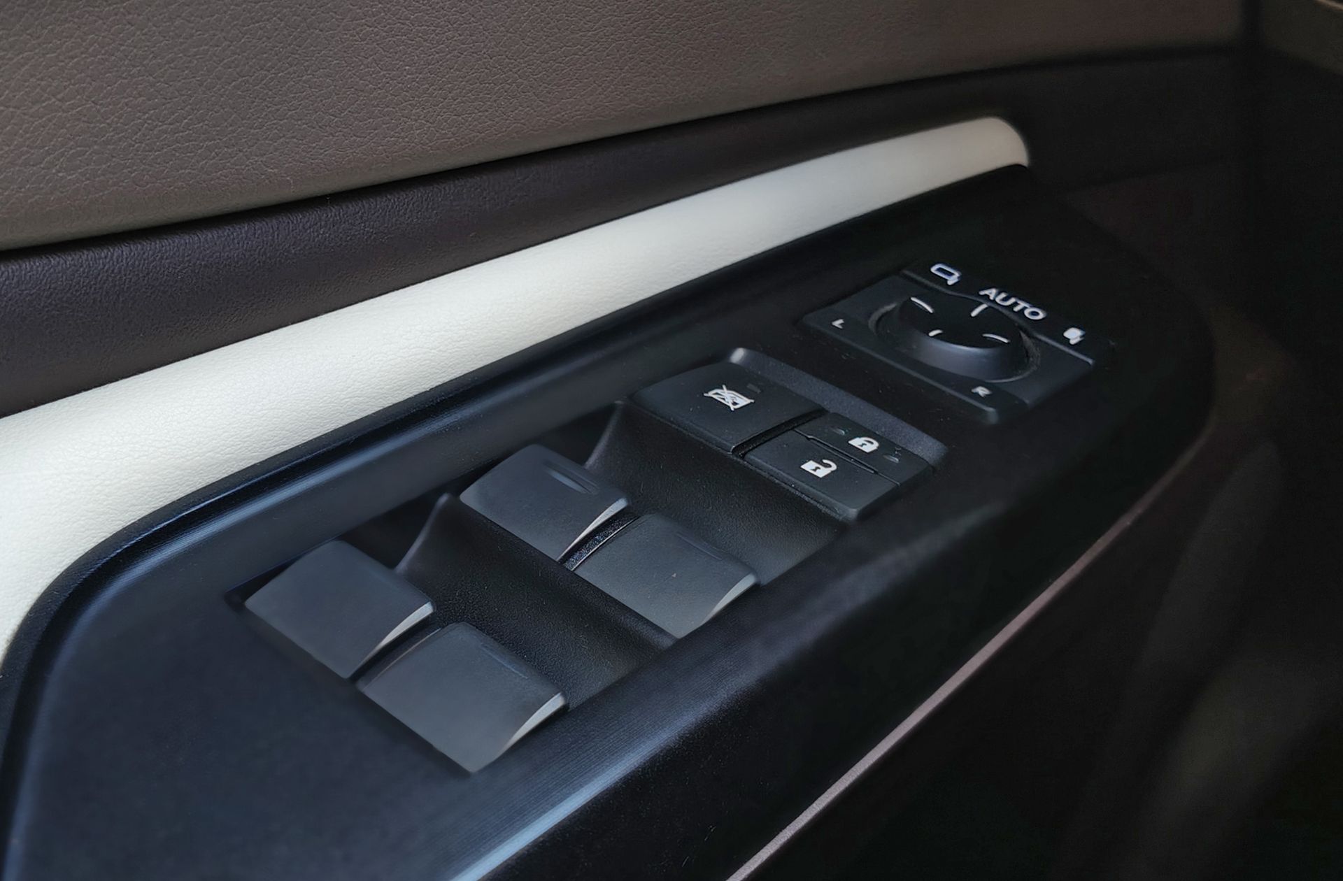 Lexus ES 300h Executive - foto 41