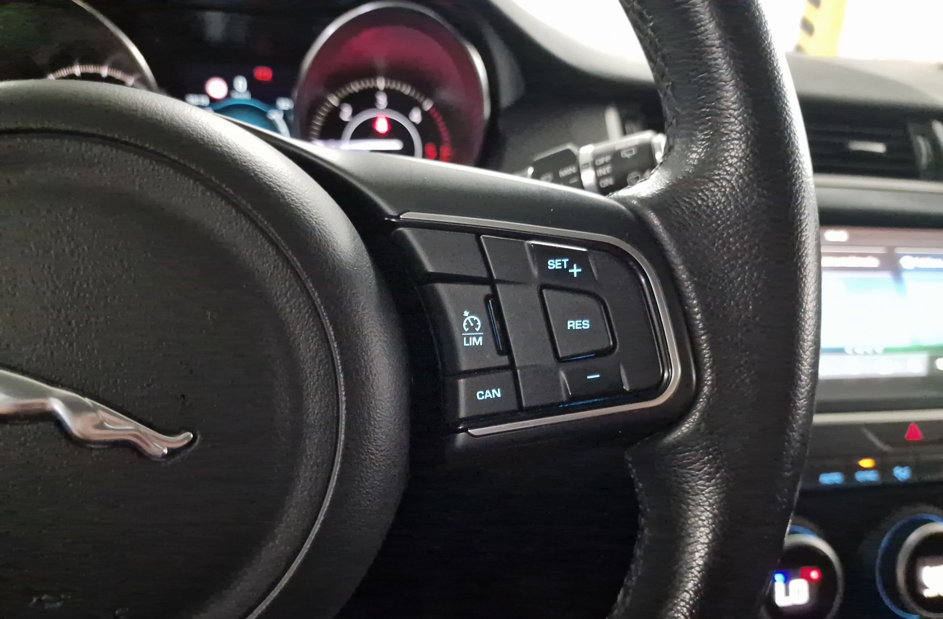 Jaguar E-Pace 2.0D 4WD - foto 28