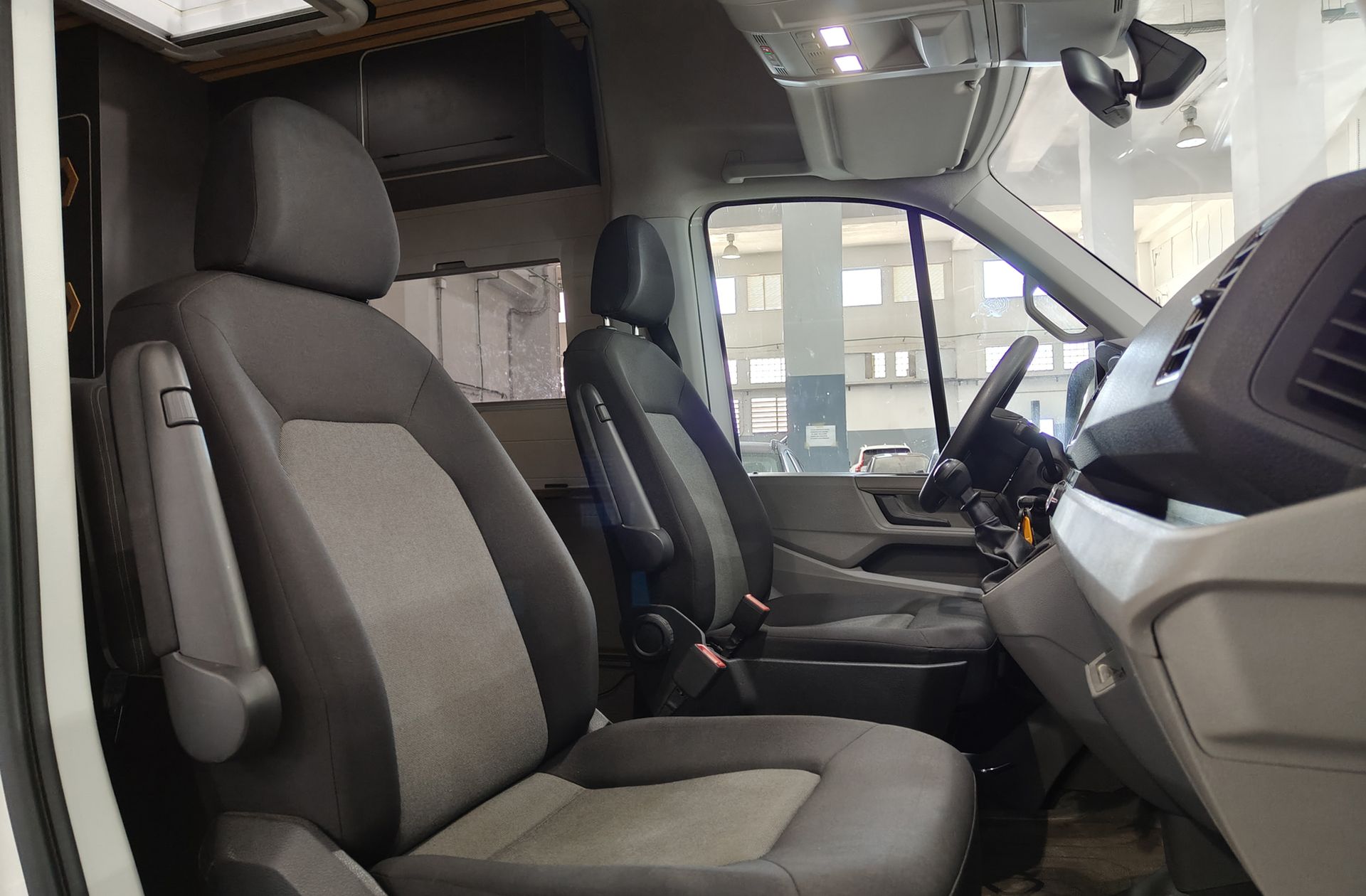 Volkswagen Crafter 35 Furgón Batalla Larga L4H3 2.0 TDI Camperizada 4 plazas - foto 30