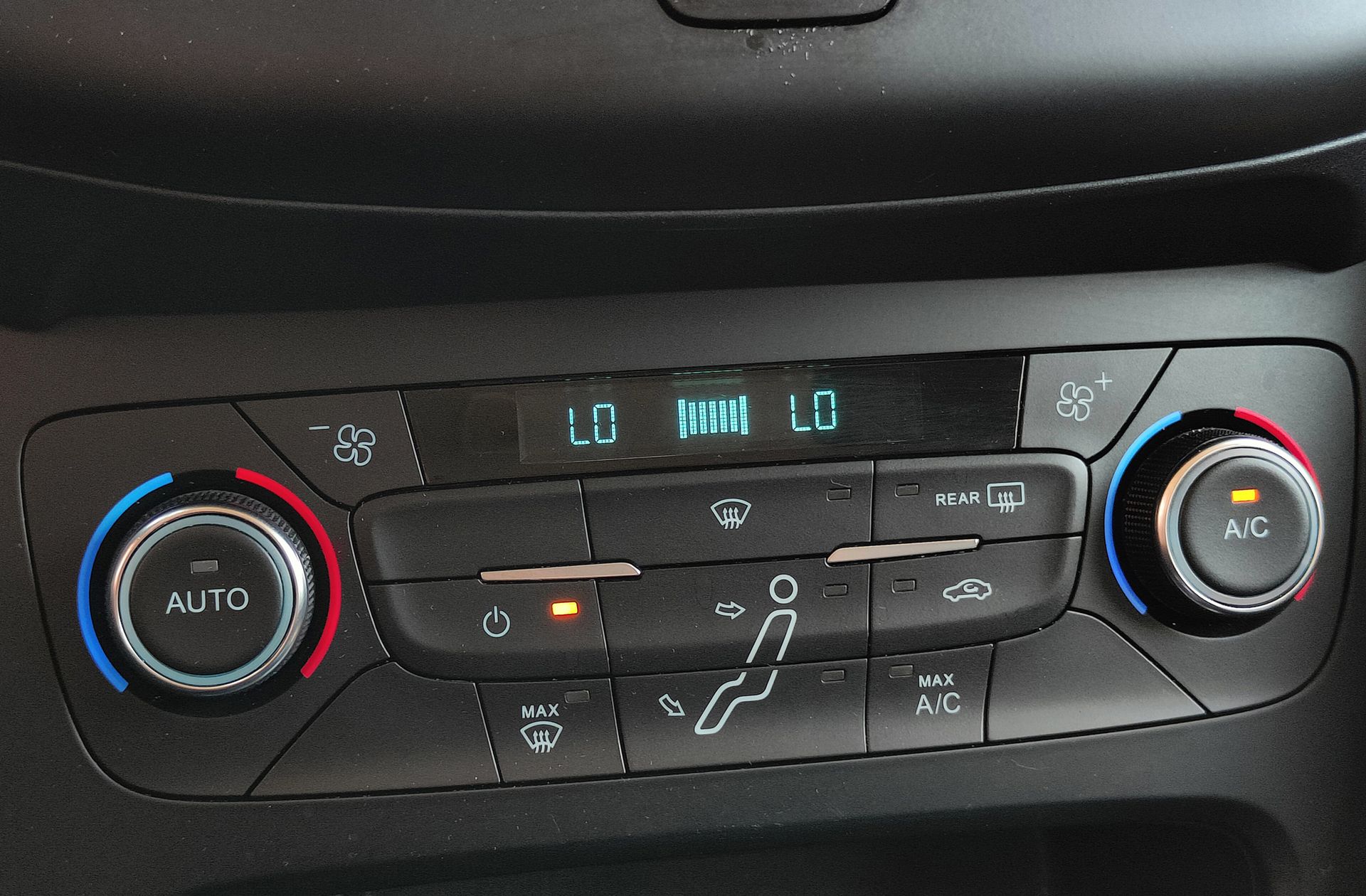 Ford Focus 1.0 EcoBoost Titanium - foto 27