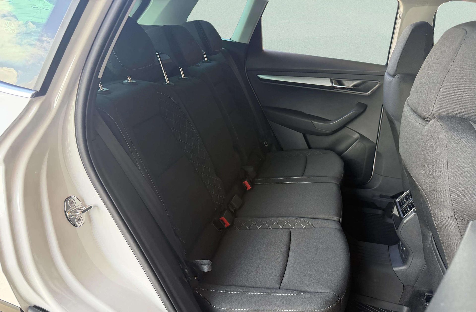 Škoda Karoq 1.0 TSI Ambition - foto 16
