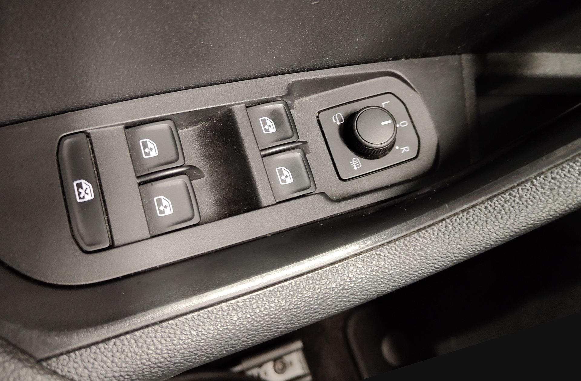 Škoda Karoq 1.5 TSI ACT Ambition DSG - foto 35