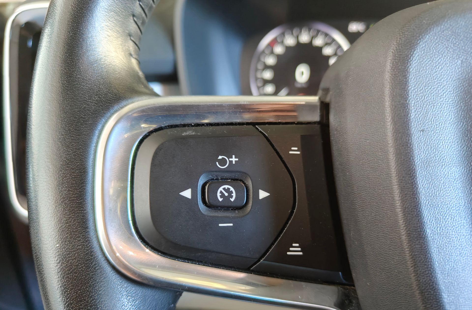 Volvo XC40 T3 Momentum - foto 27