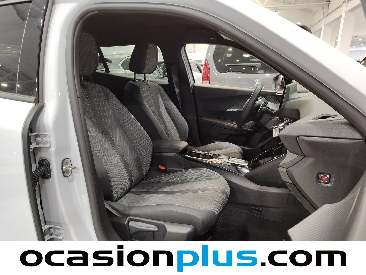 Foto Peugeot 2008 Peugeot 2008 Allure Hybrid eDCS6 (136 CV)