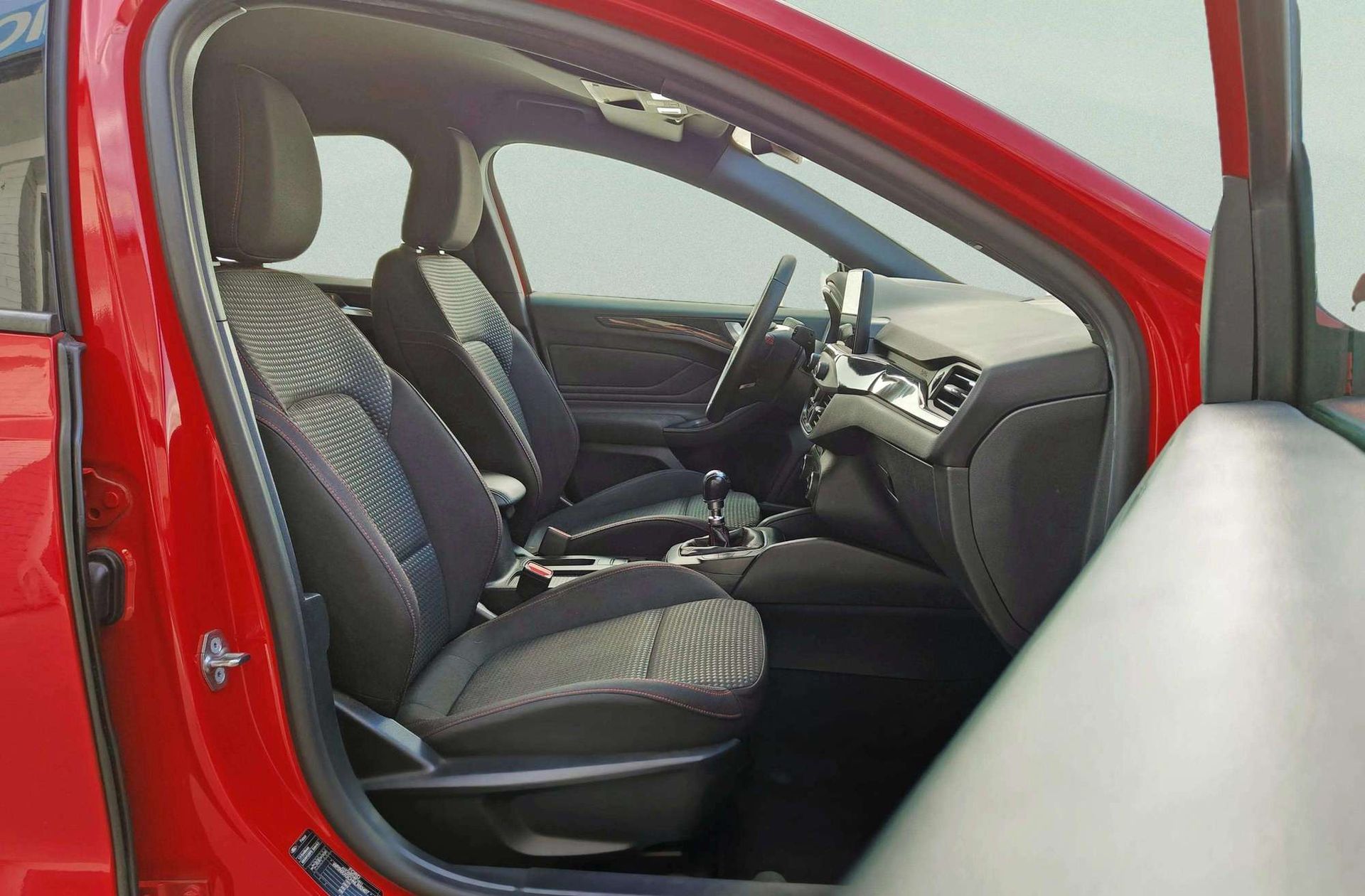 Ford Focus 1.0 EcoBoost ST-Line - foto 23