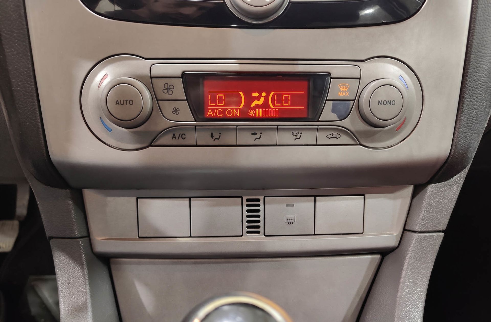 Ford Focus 1.6 Trend - foto 24