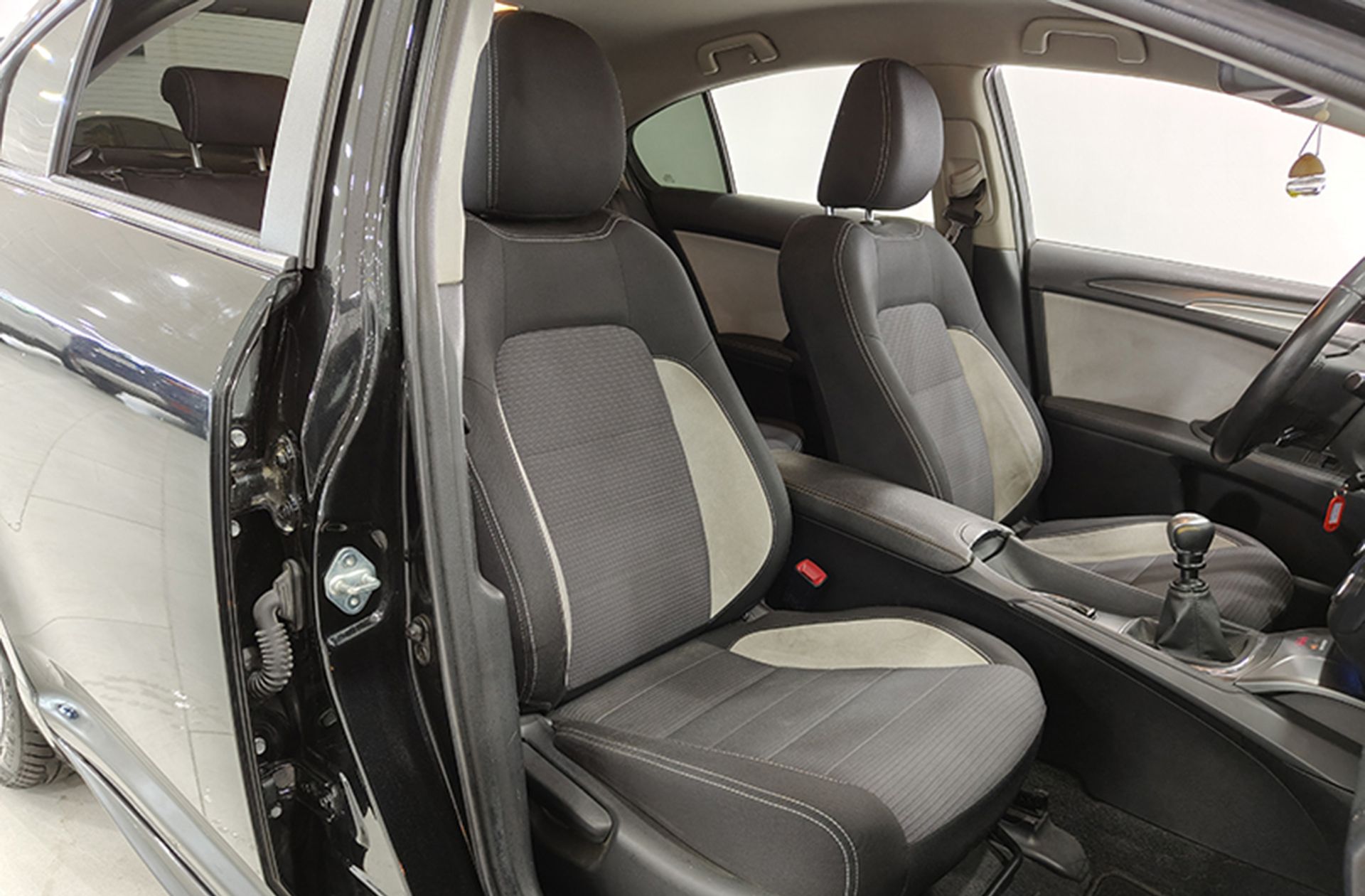 Toyota Avensis 150D Advance - foto 16