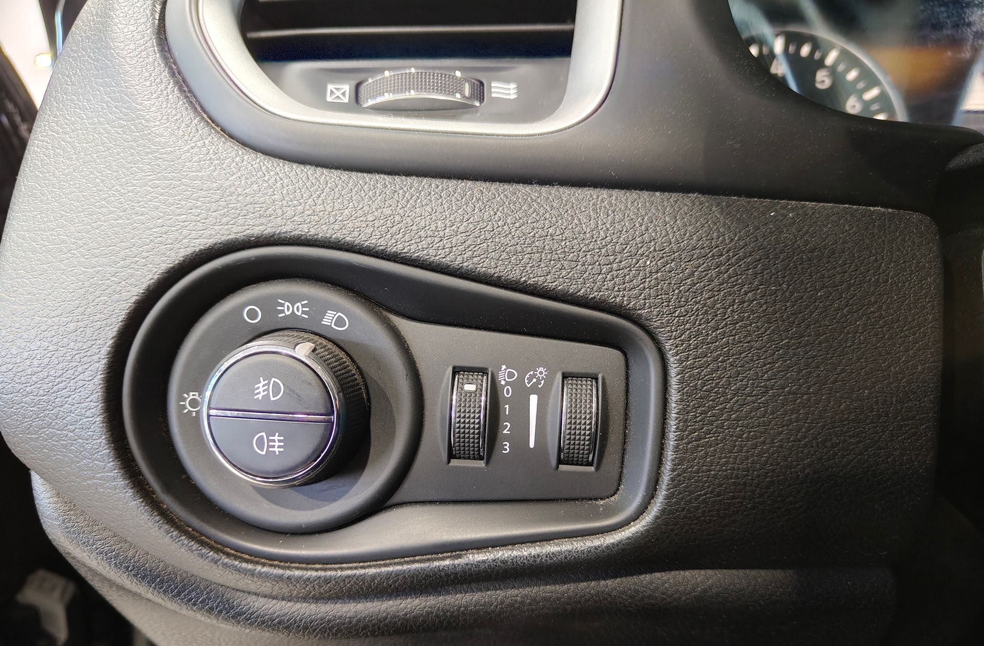 Jeep Renegade 1.4 MultiAir Limited 4x2 Ddct - foto 23