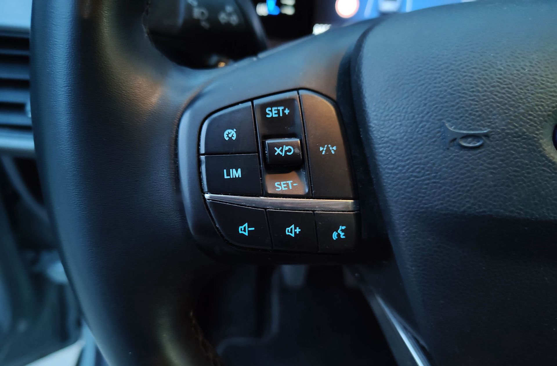 Ford Tourneo Courier 1.0 EcoBoost Titanium - foto 26