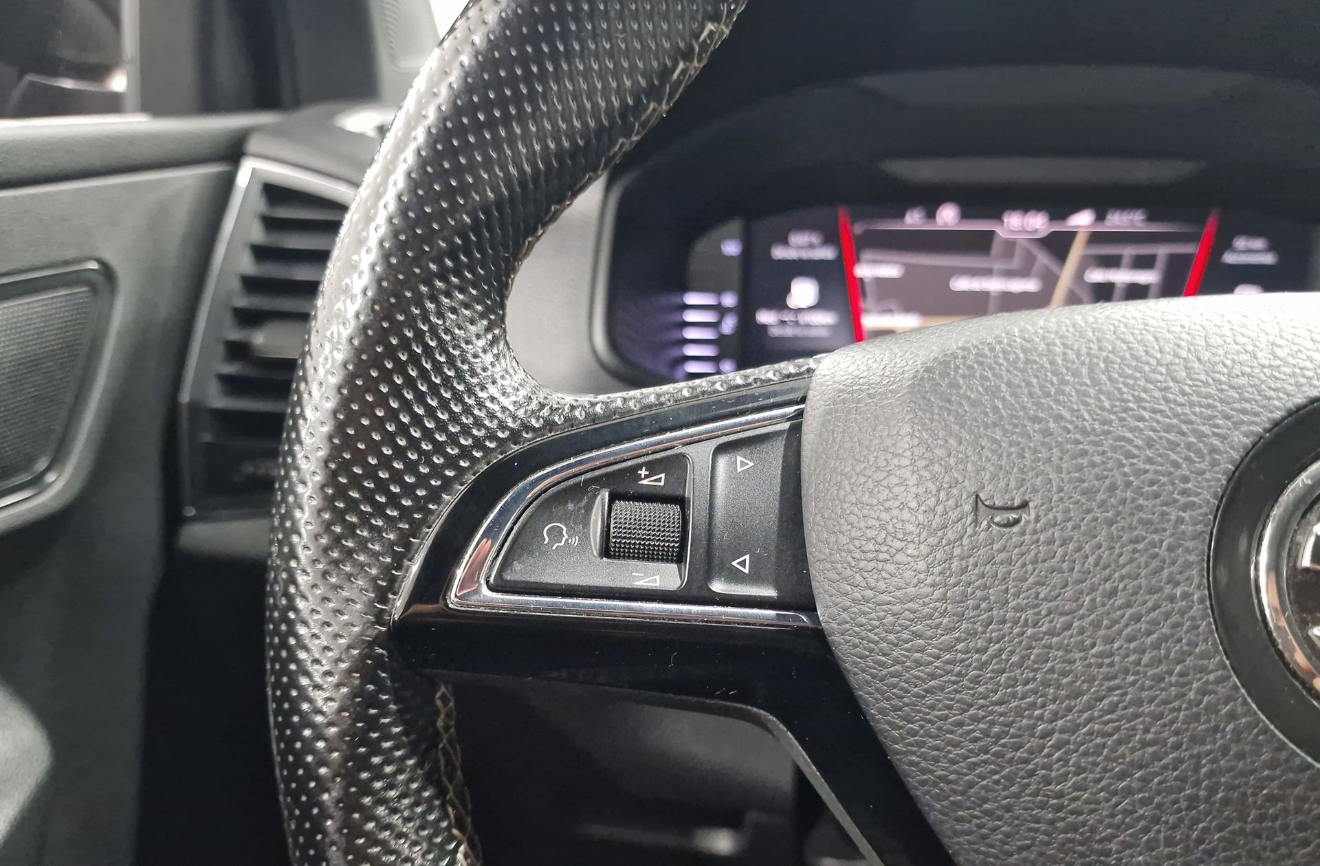 Škoda Karoq 1.5 TSI ACT Sportline DSG - foto 27