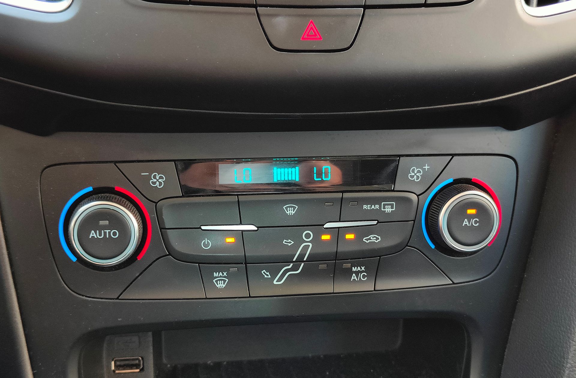 Ford Focus 1.0 EcoBoost Business - foto 31