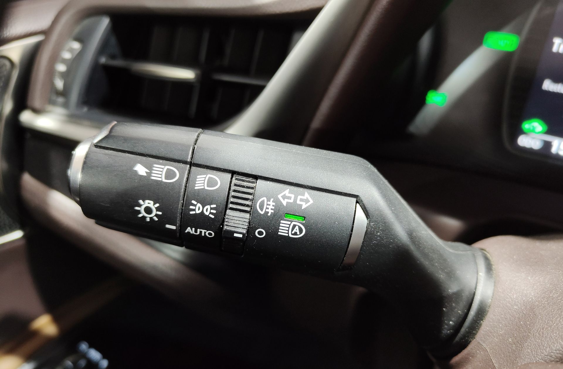 Lexus ES 300h Luxury - foto 37