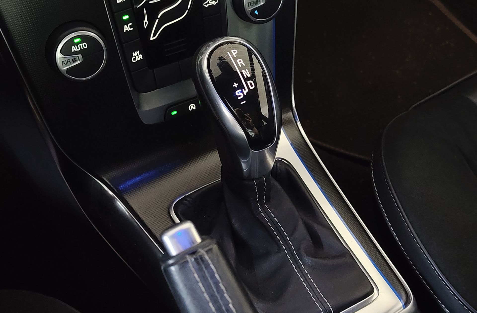 Volvo V40 D3 R-Design Momentum - foto 5