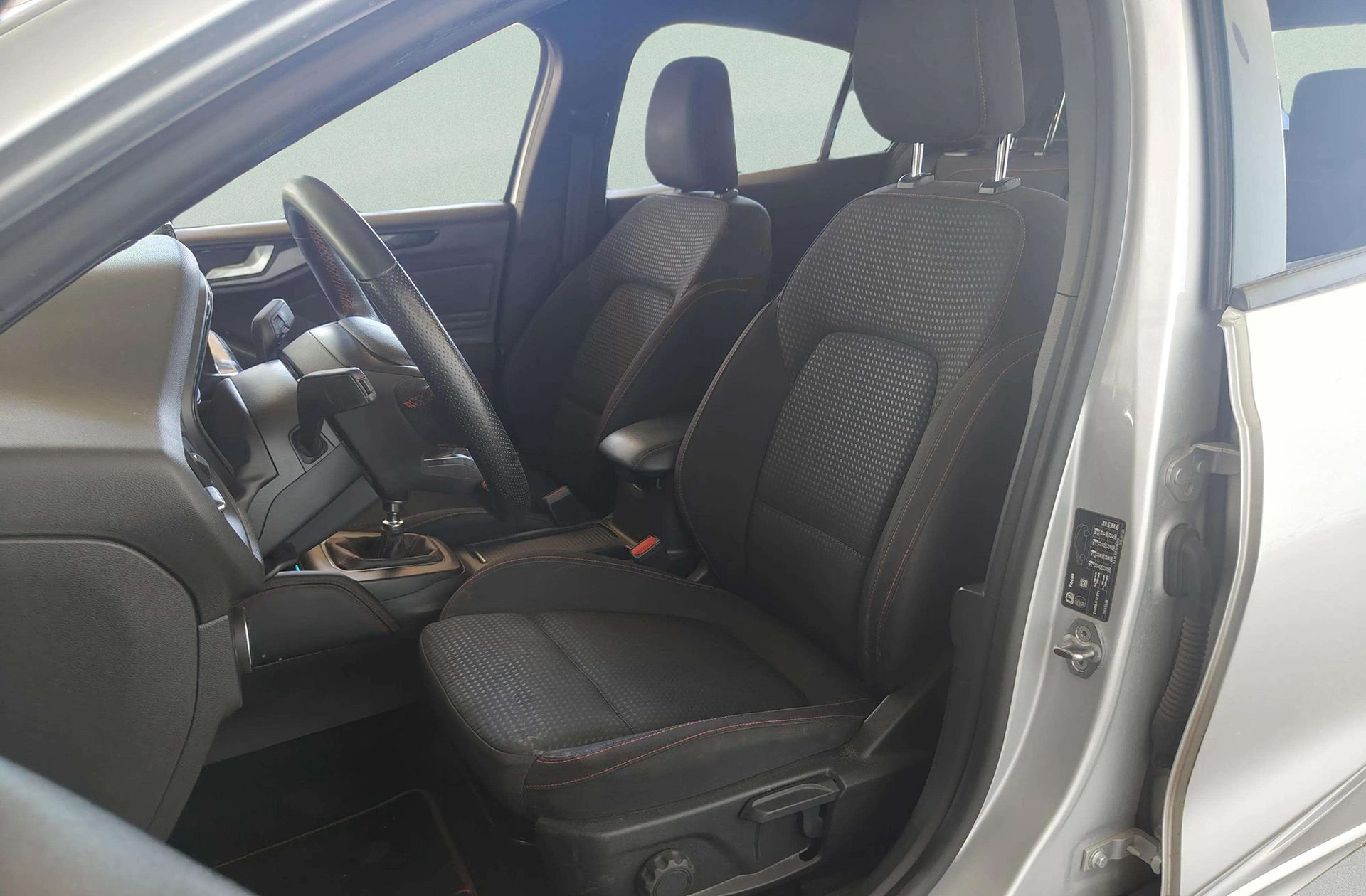 Ford Focus 1.0 EcoBoost MHEV ST-Line - foto 12
