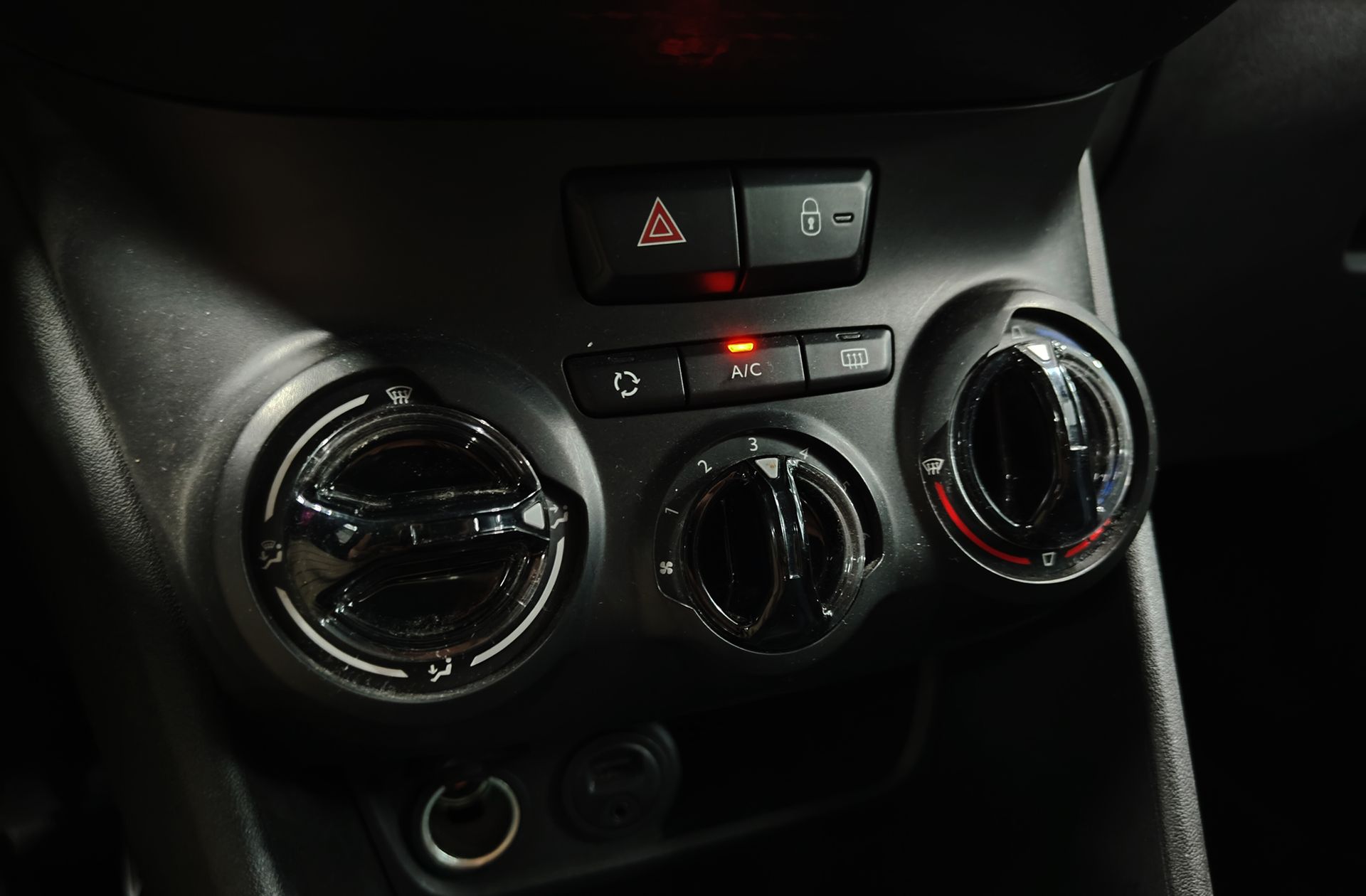 Peugeot 2008 BlueHDi 100 Style - foto 29