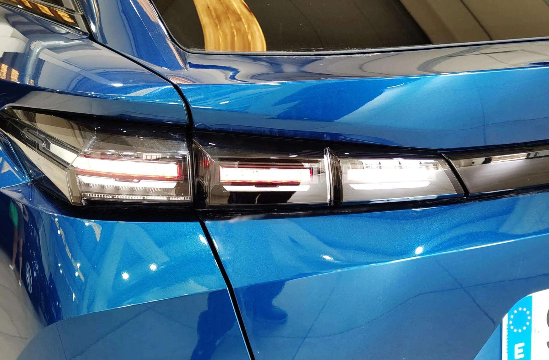 Peugeot 408 Allure Hybrid 145 eDCS6 - foto 15