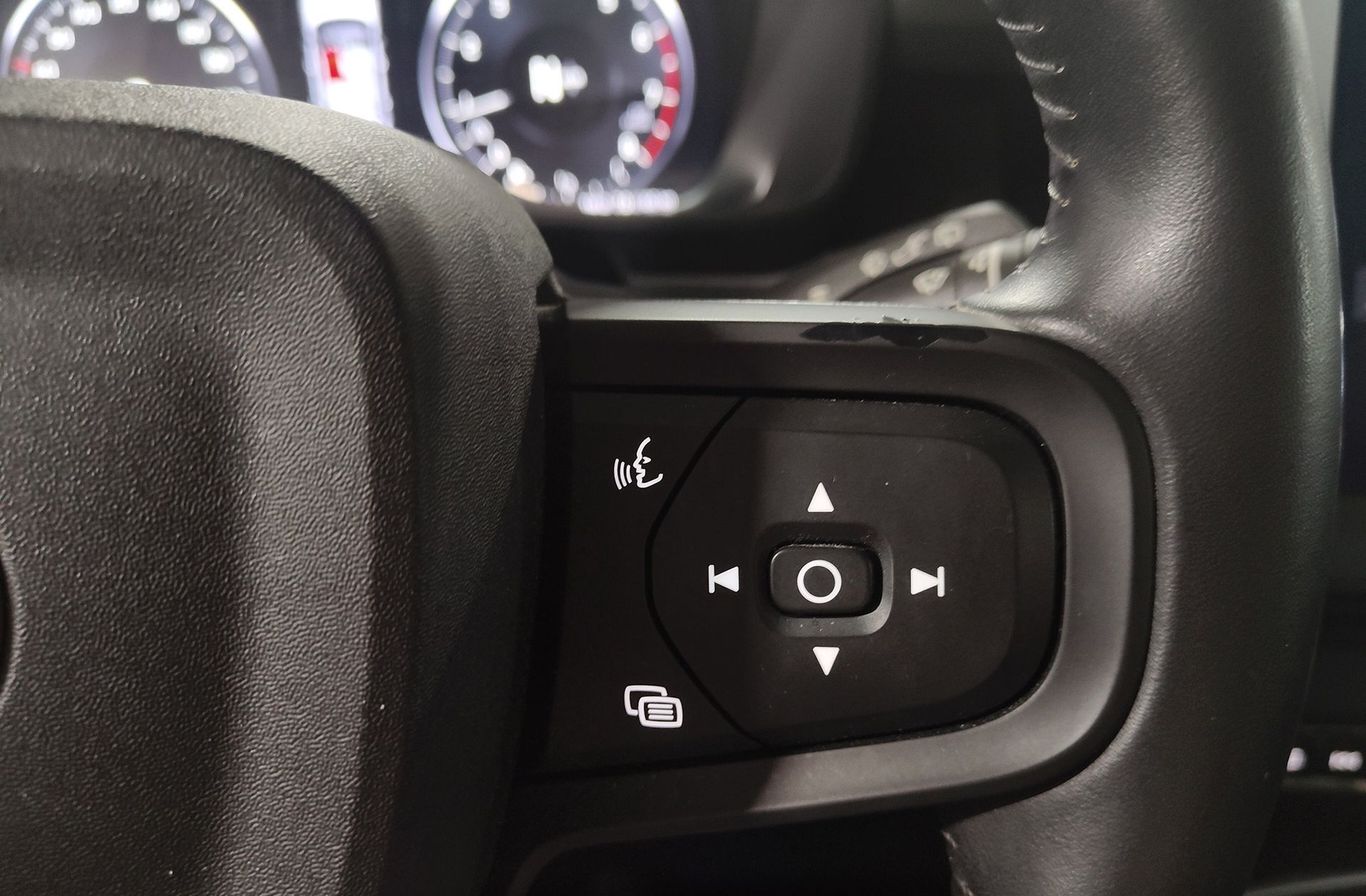 Volvo XC40 T2 Momentum Core - foto 29