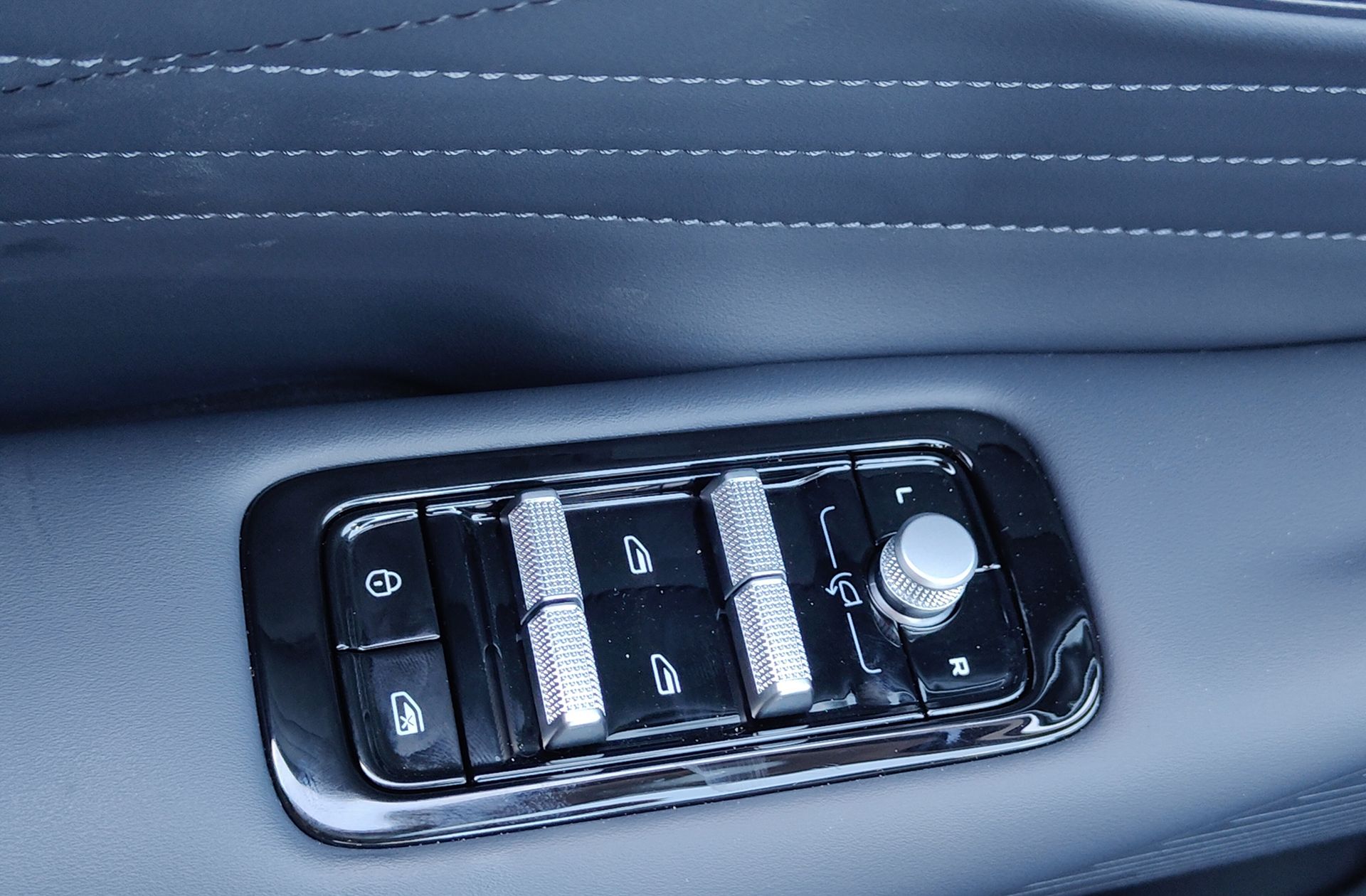 Geely Starray EM-i 1.5 PHEV Pro - foto 31