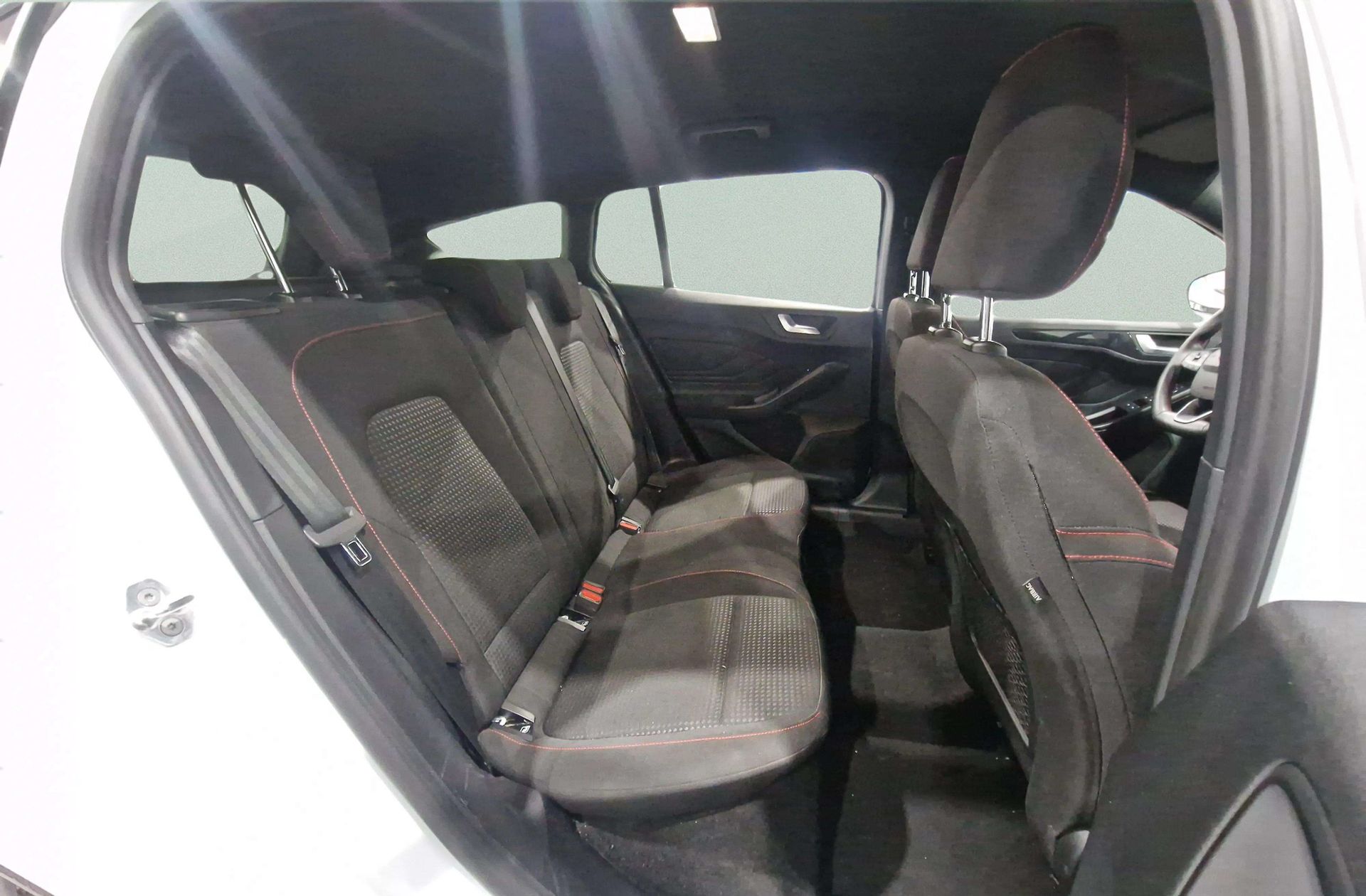 Ford Focus SportBreak 1.0 EcoBoost MHEV ST-Line - foto 24