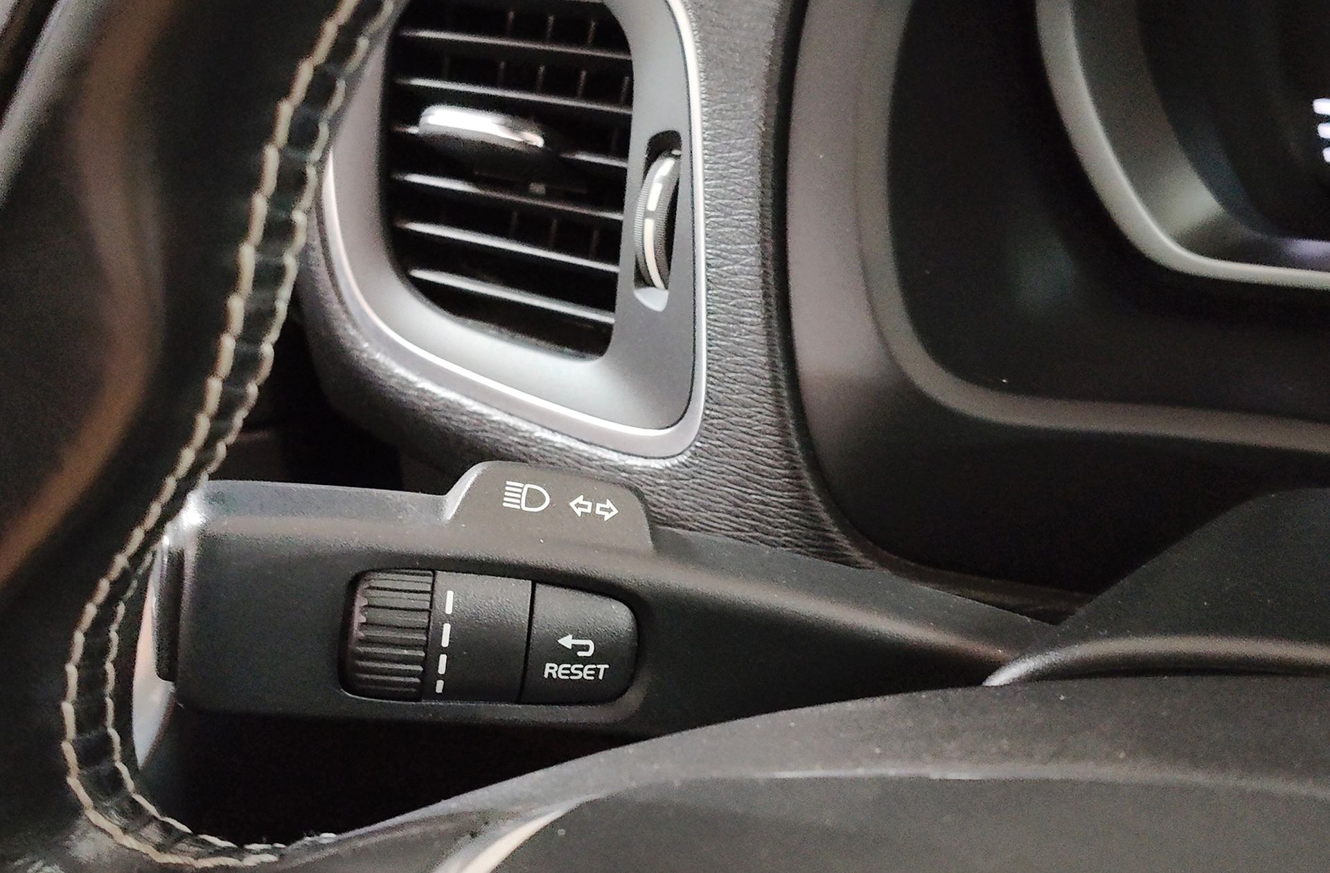 Volvo V40 D4 R-Design Momentum - foto 27