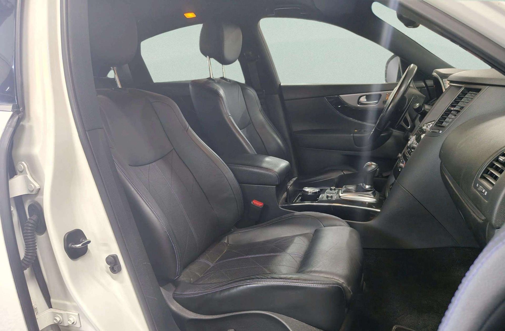 Infiniti QX70 3.0 D V6 S Design AWD - foto 22