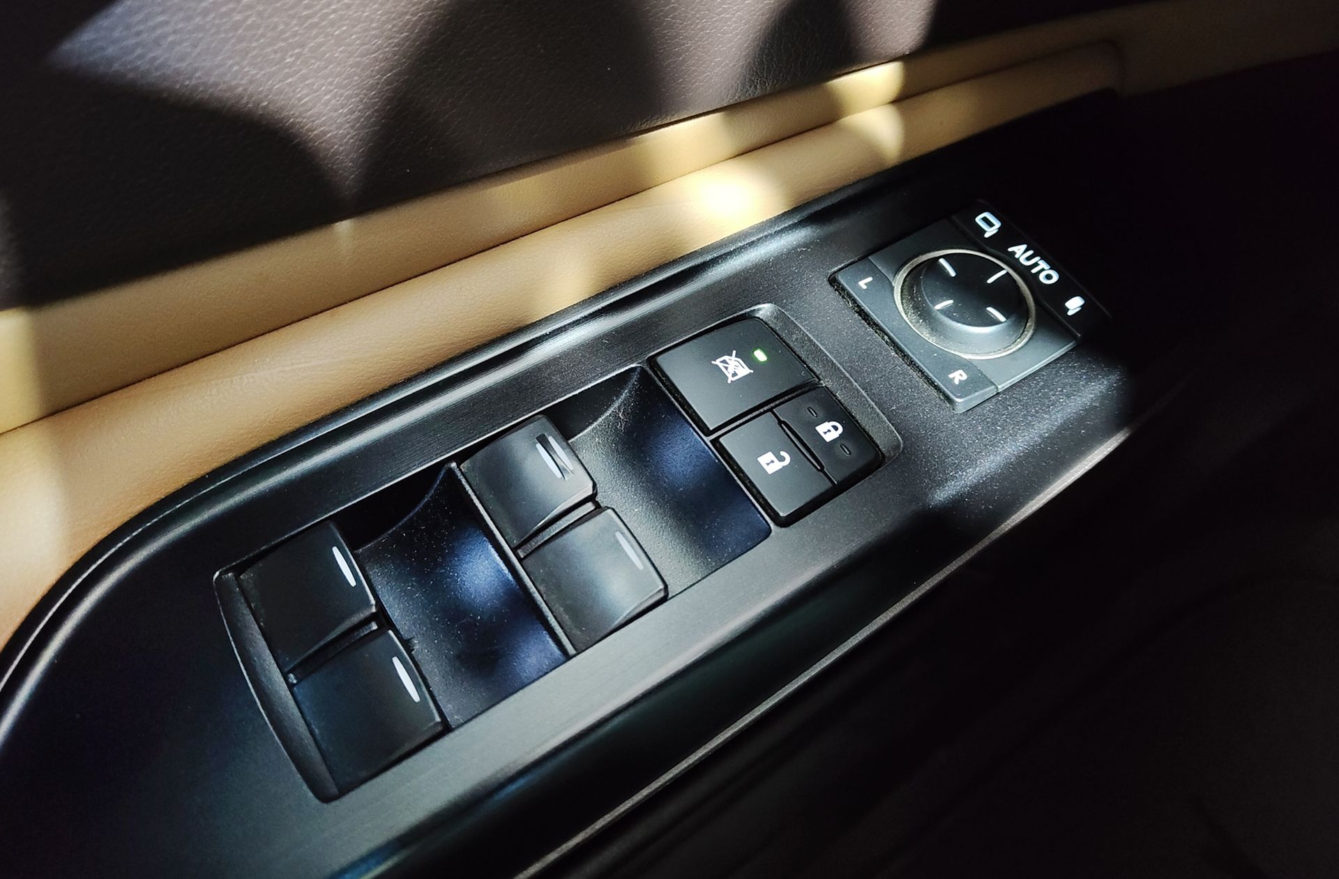Lexus ES 300h Luxury - foto 47