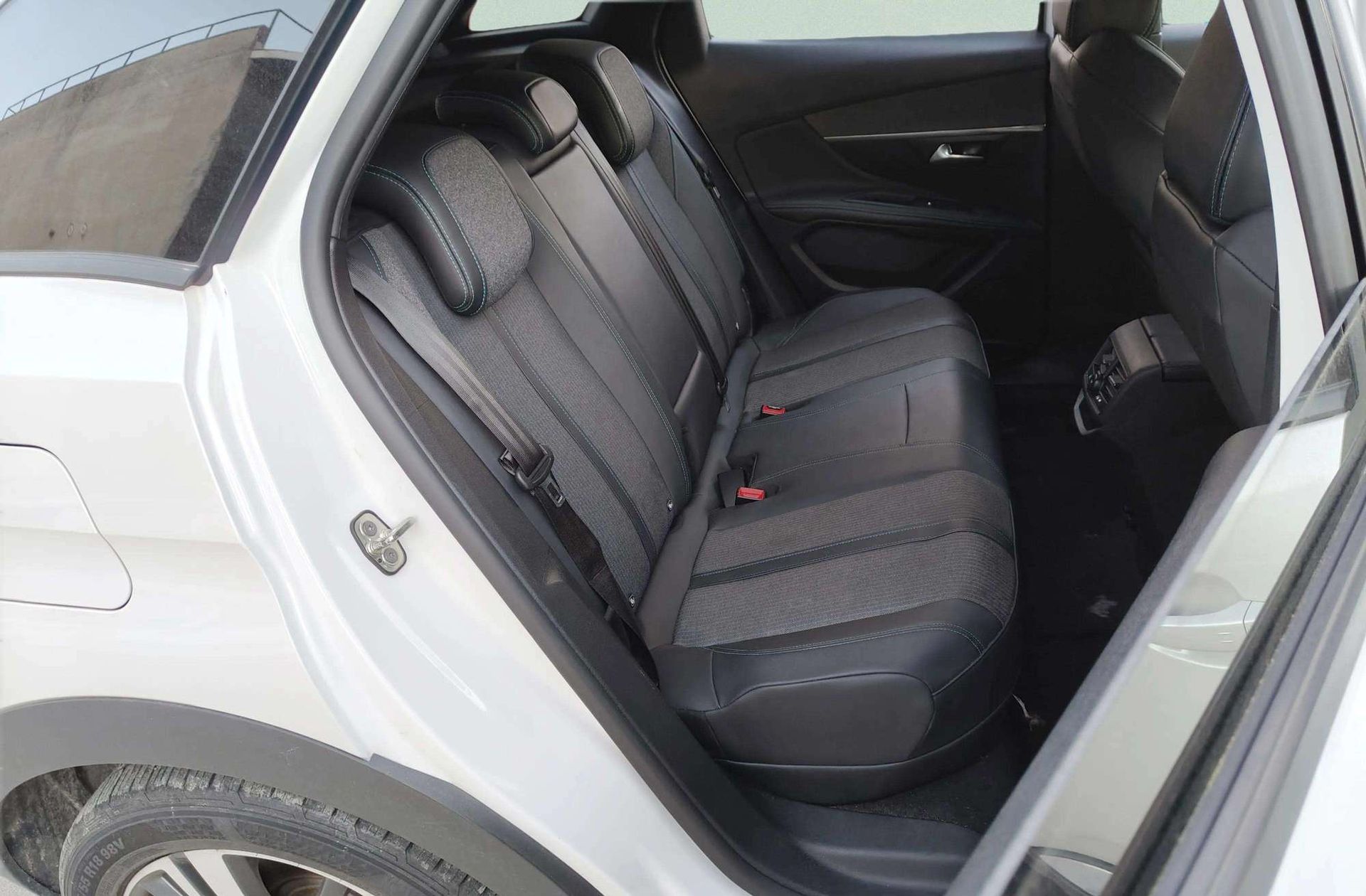 Peugeot 3008 300 Allure Pack e-EAT8 - foto 18