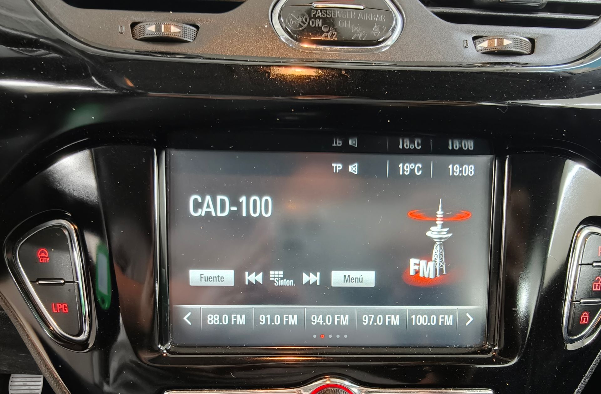 Opel Corsa 1.4 GLP Selective - foto 31