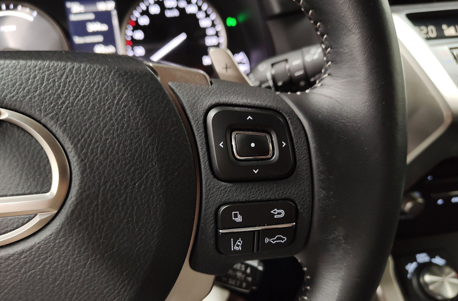 Lexus NX 300h Executive 4WD - foto 35