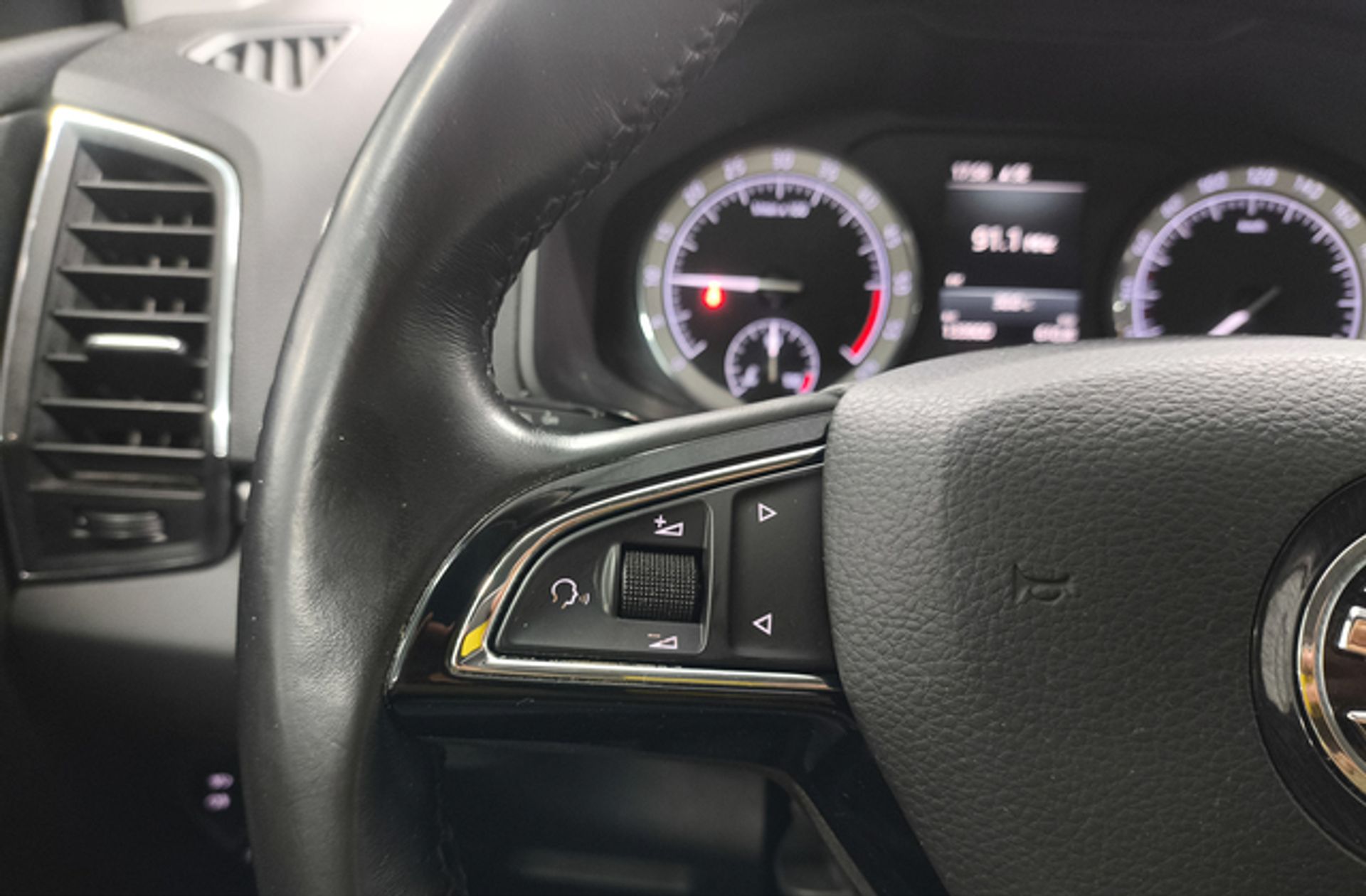 Škoda Karoq 1.6 TDI Ambition - foto 29