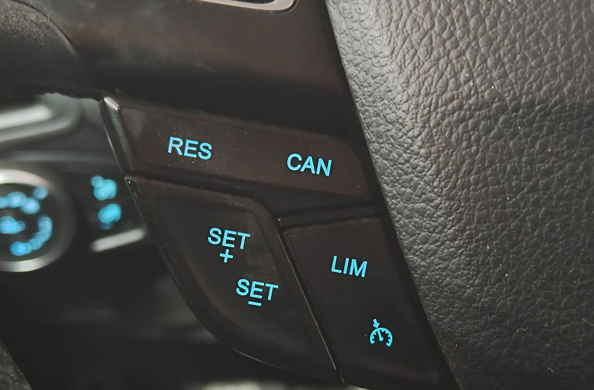 Ford Focus 1.0 EcoBoost Business - foto 29