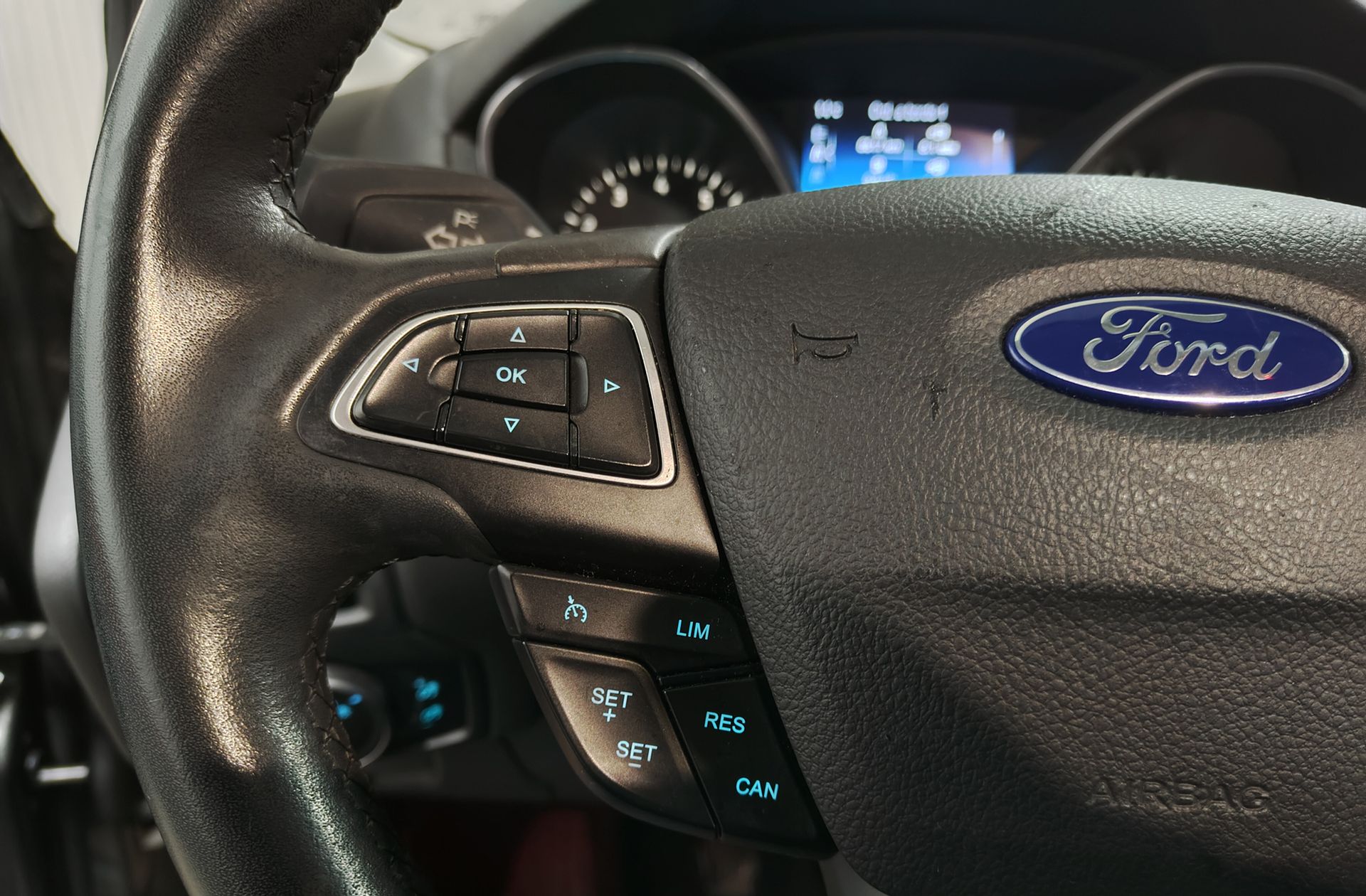 Ford Focus 1.0 EcoBoost Titanium - foto 23