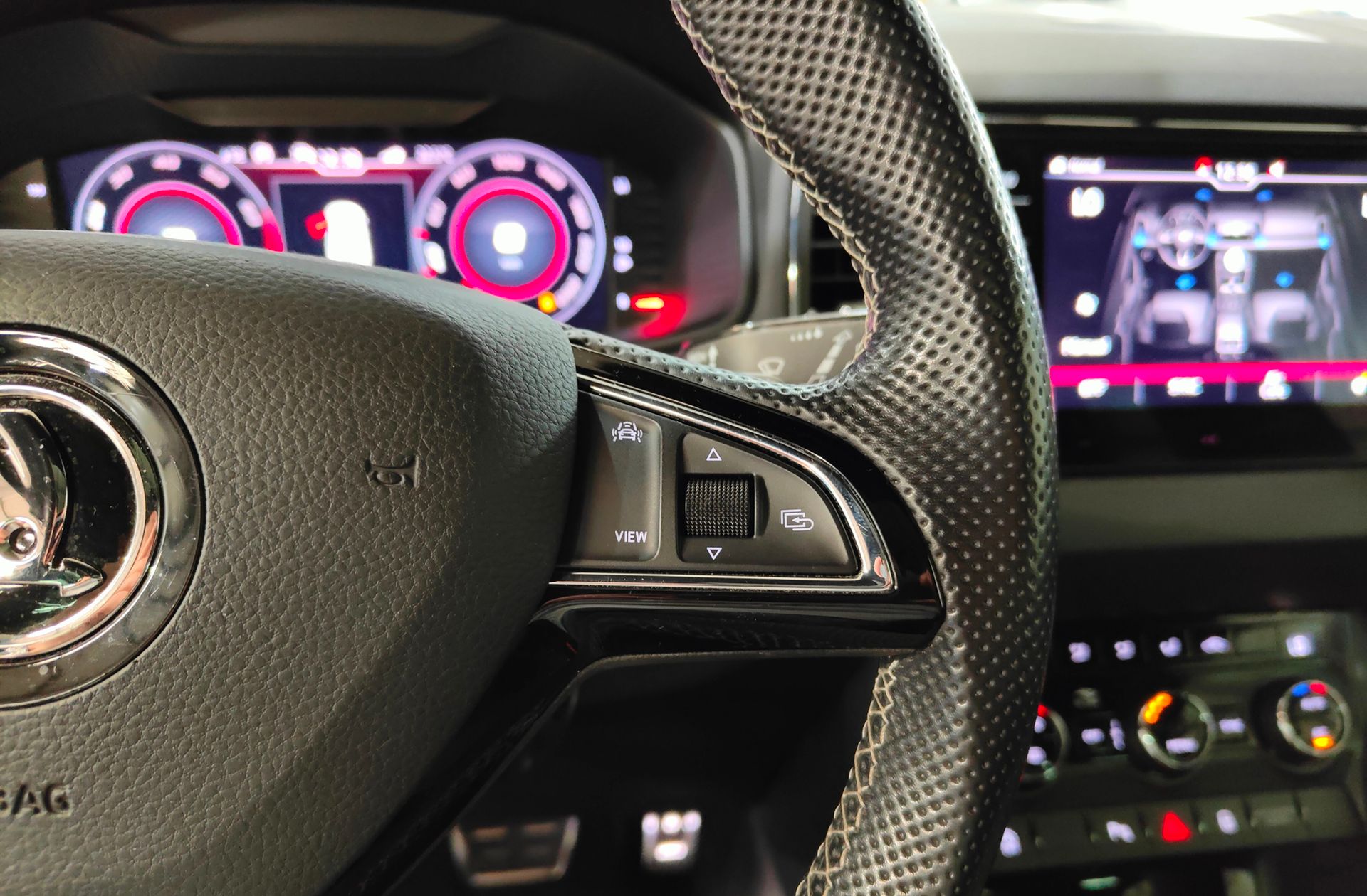 Škoda Karoq 1.5 TSI ACT Sportline DSG - foto 29