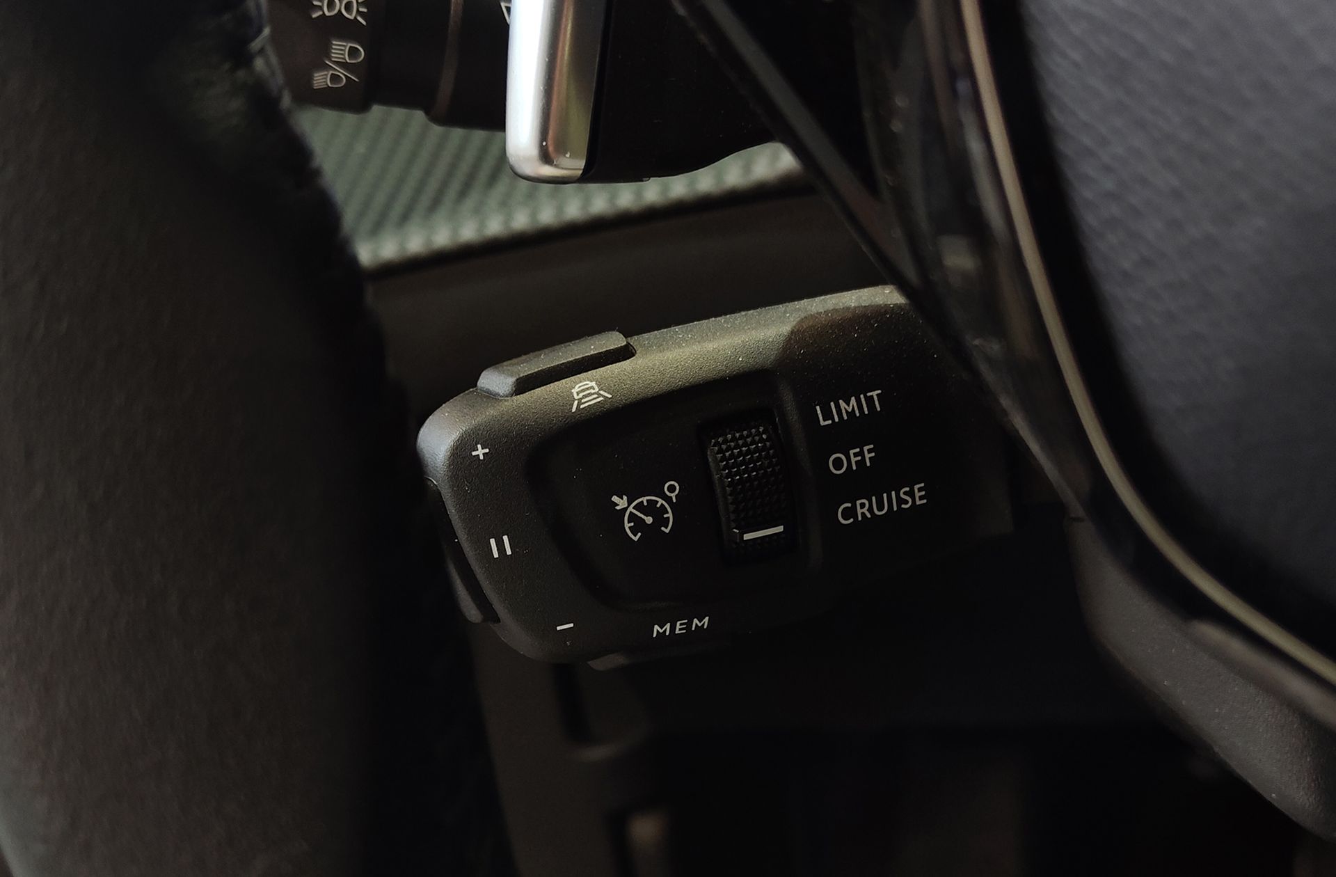 Peugeot 2008 Allure Hybrid eDCS6 - foto 26