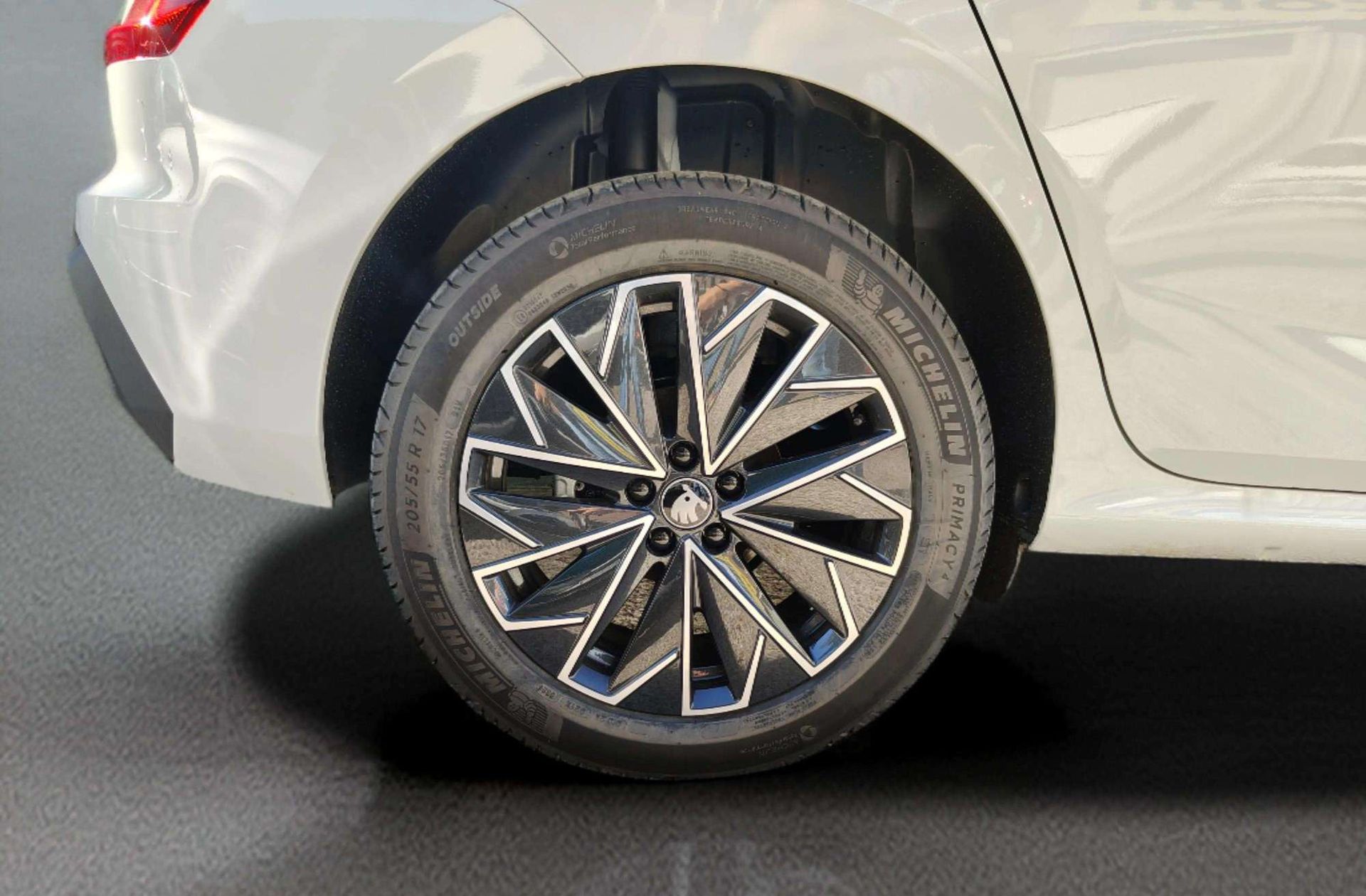 Škoda Kamiq 1.0 TSI Selection DSG - foto 37