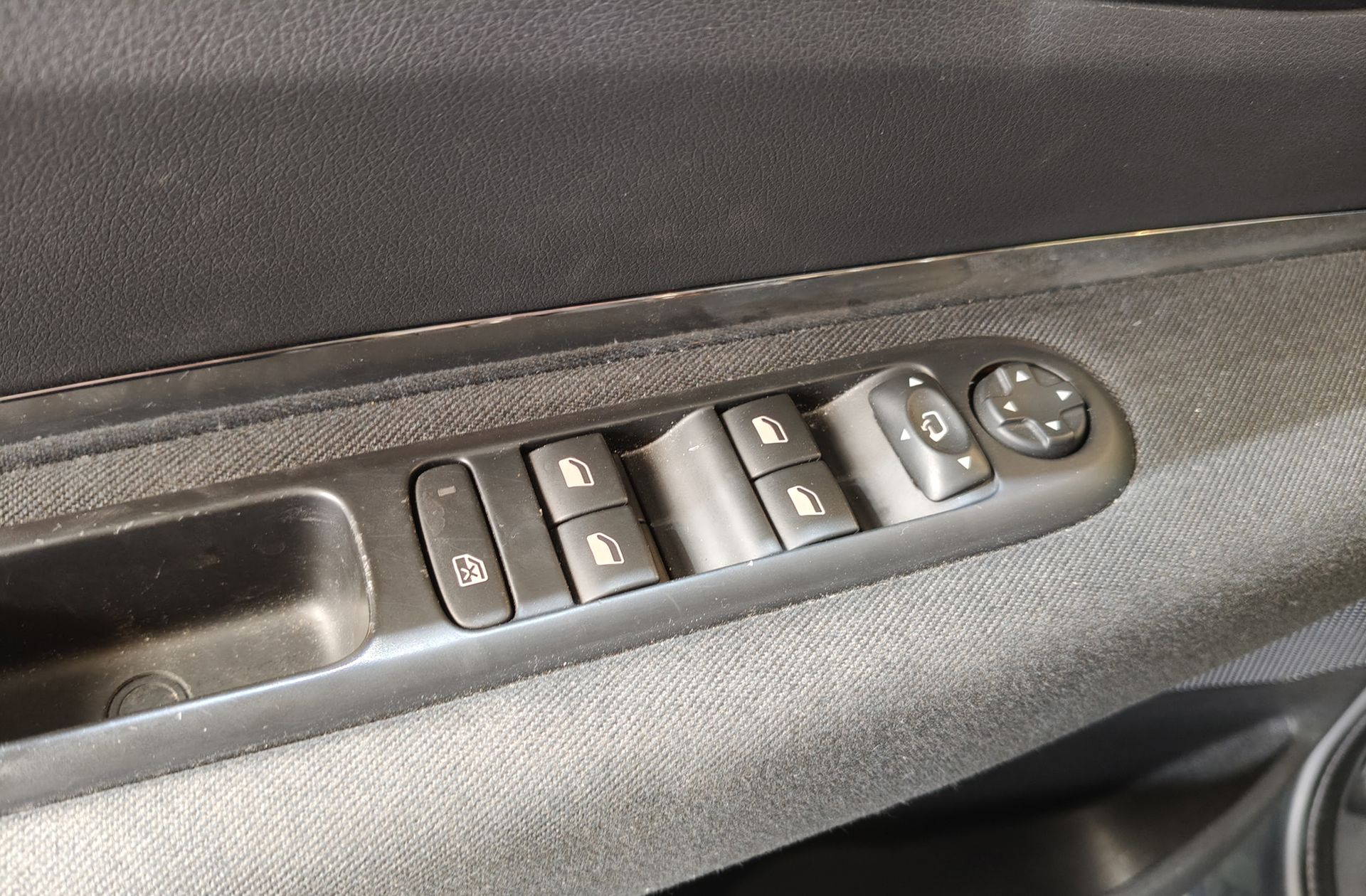 Peugeot 5008 1.6 BlueHDi Style FAP 7 plazas - foto 28