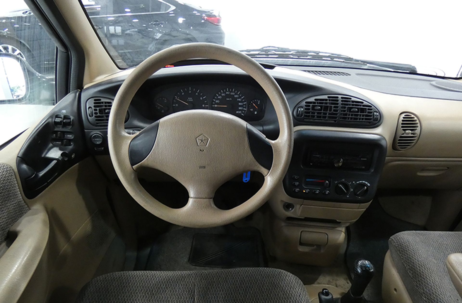 Chrysler Voyager 2.4 SE - foto 18