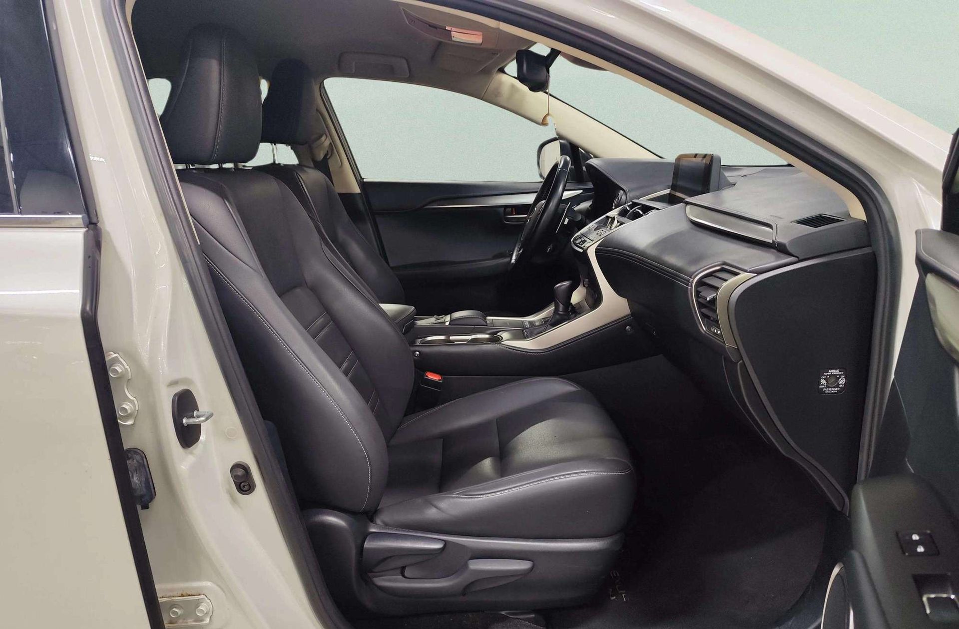 Lexus NX 300h Premium 2WD - foto 19
