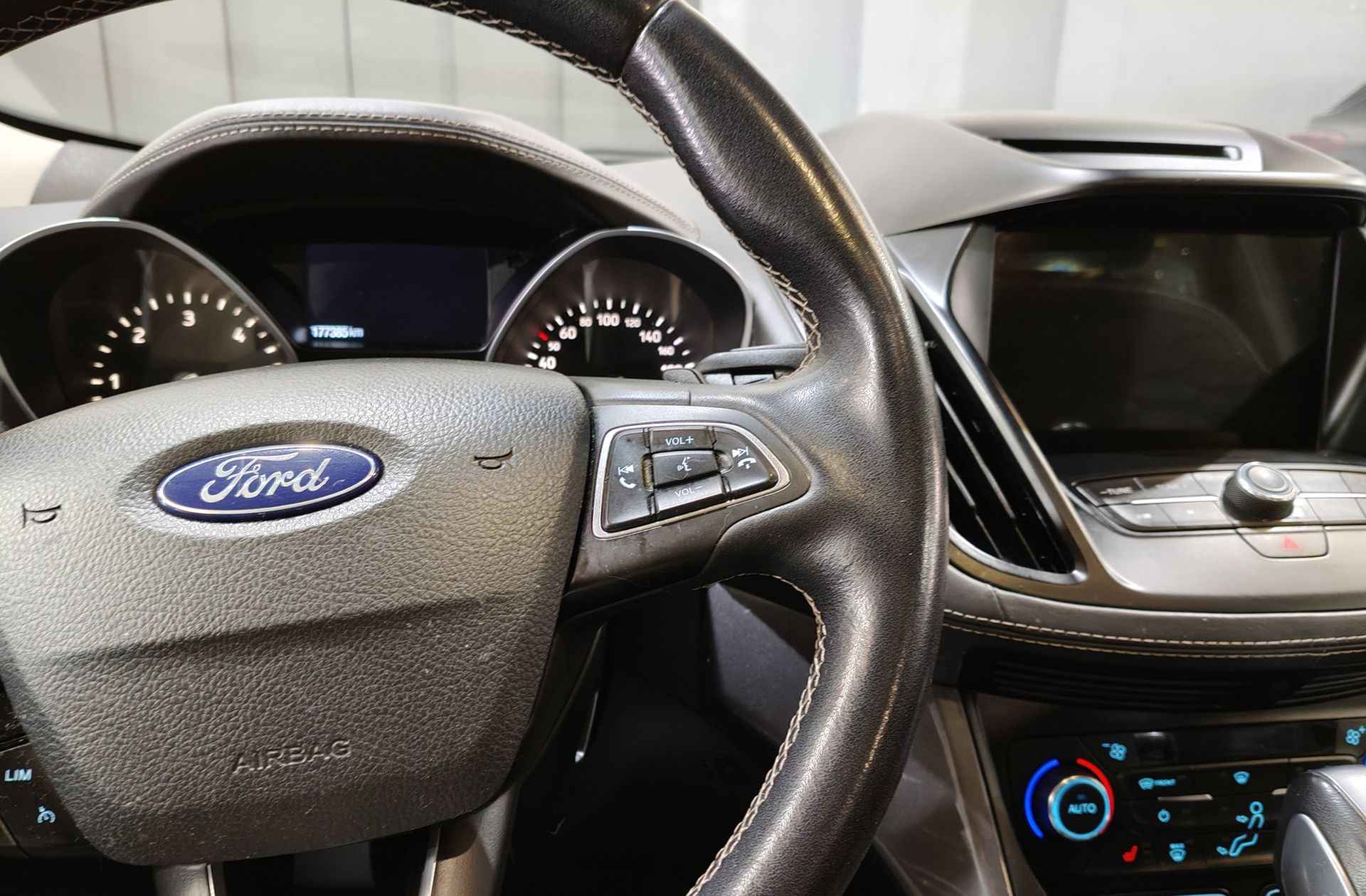 Ford Kuga 2.0 TDCi Vignale 4x4 Powershift - foto 19