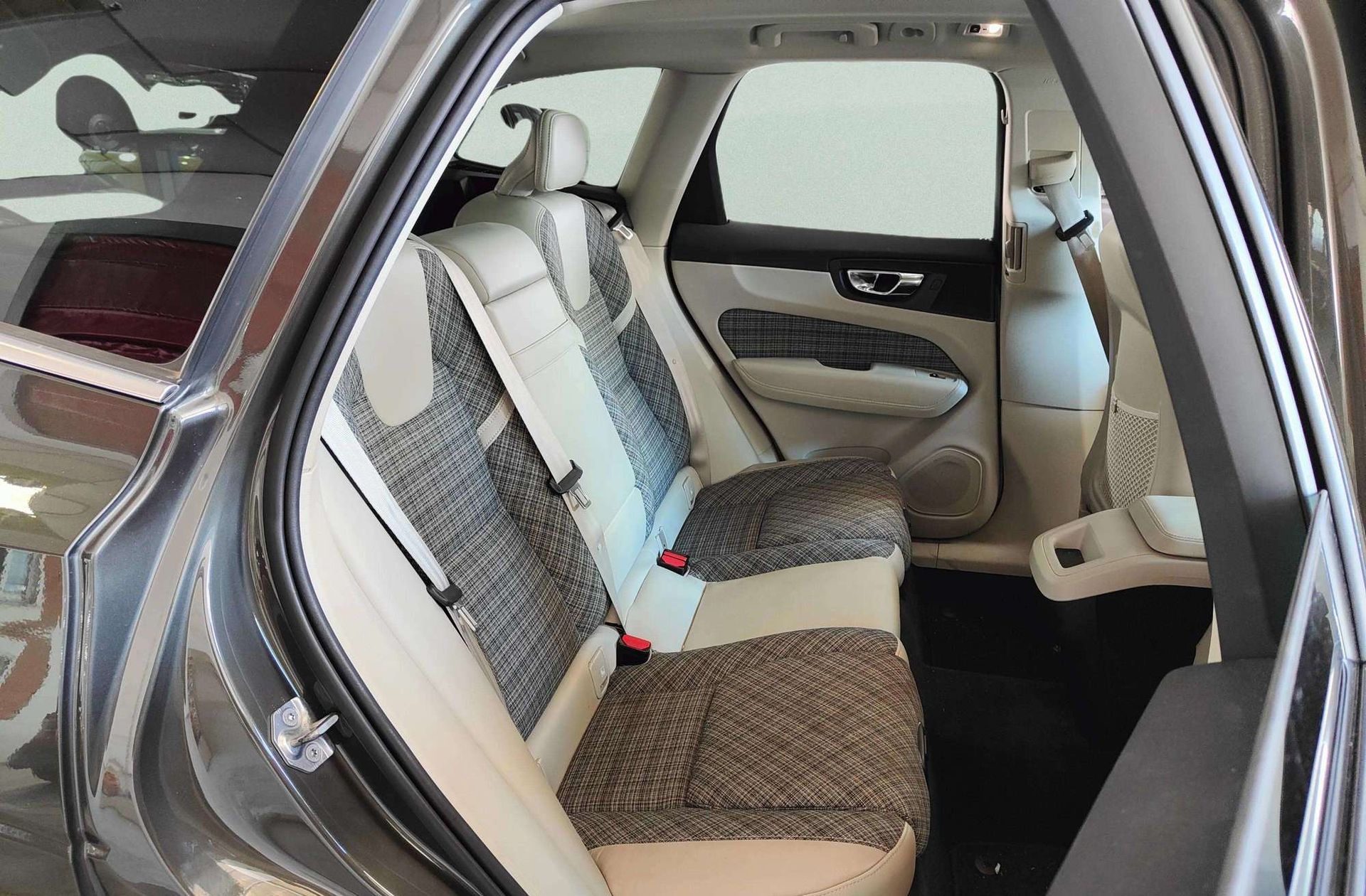 Volvo XC60 D4 Momentum AWD - foto 22