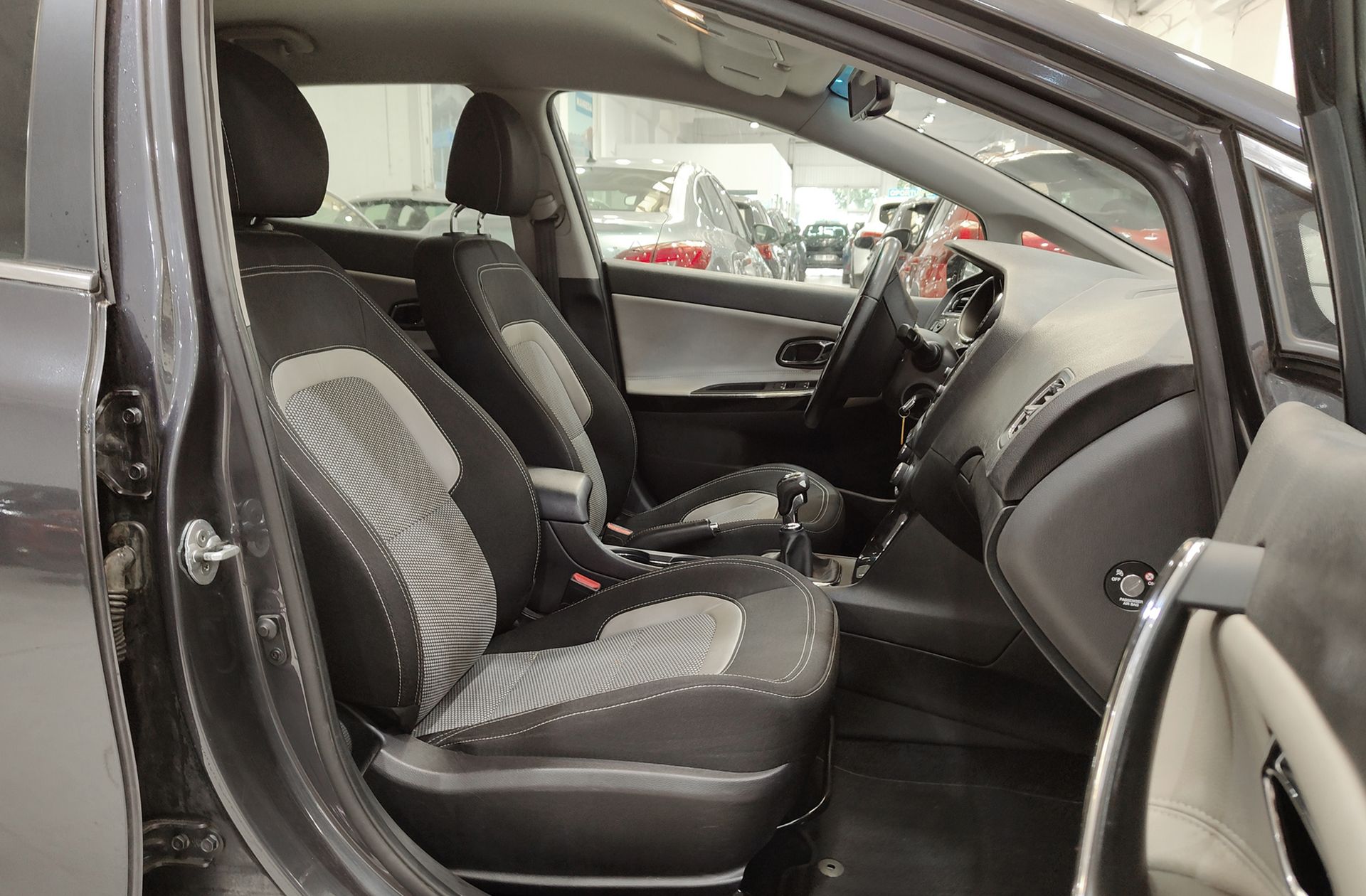 Kia Ceed 1.6 CRDi VGT Eco-Dynamics Uefa Euro2016 - foto 16