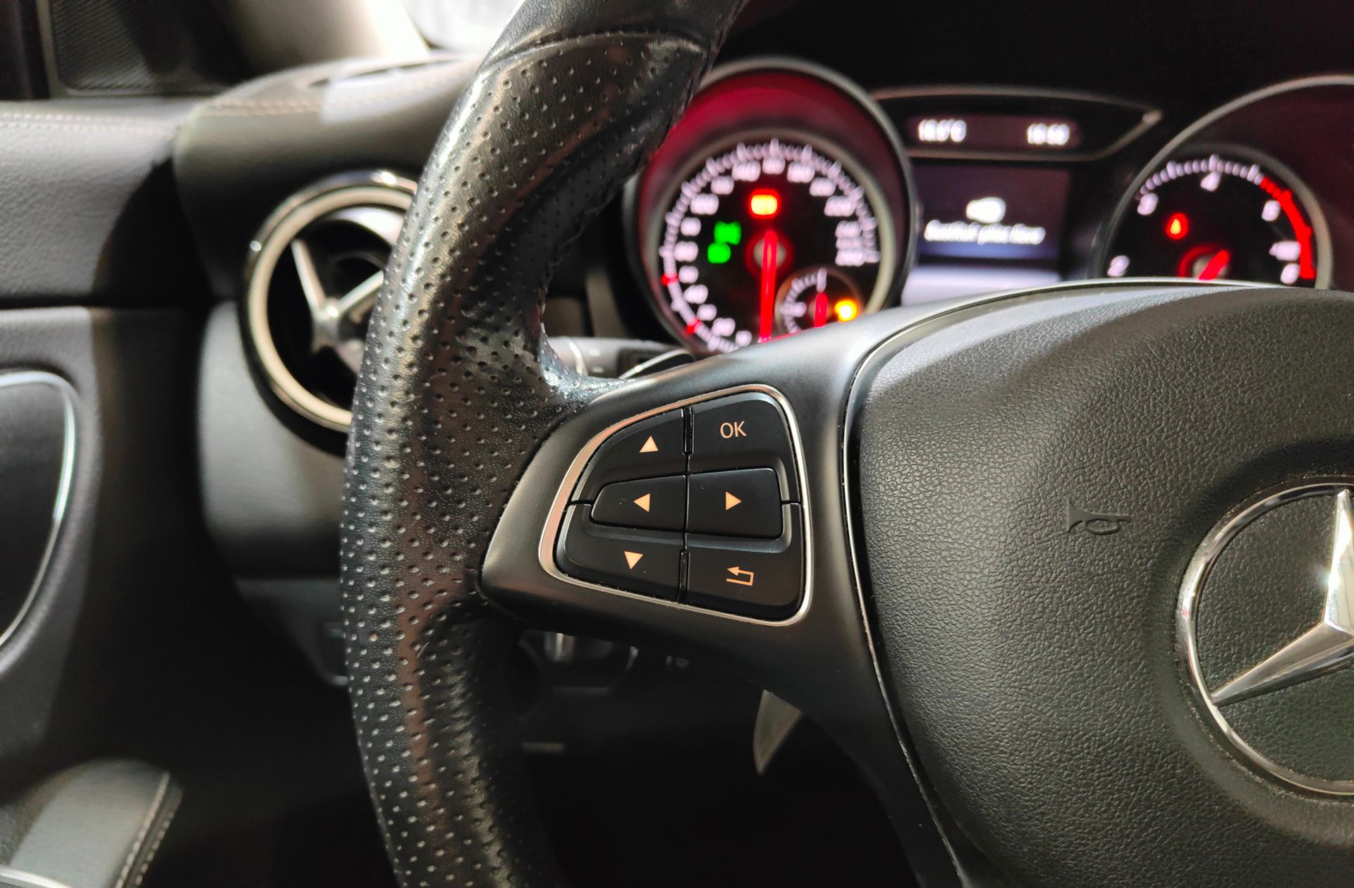 Mercedes-Benz CLA Shooting Brake 200 d Pack AMG - foto 28