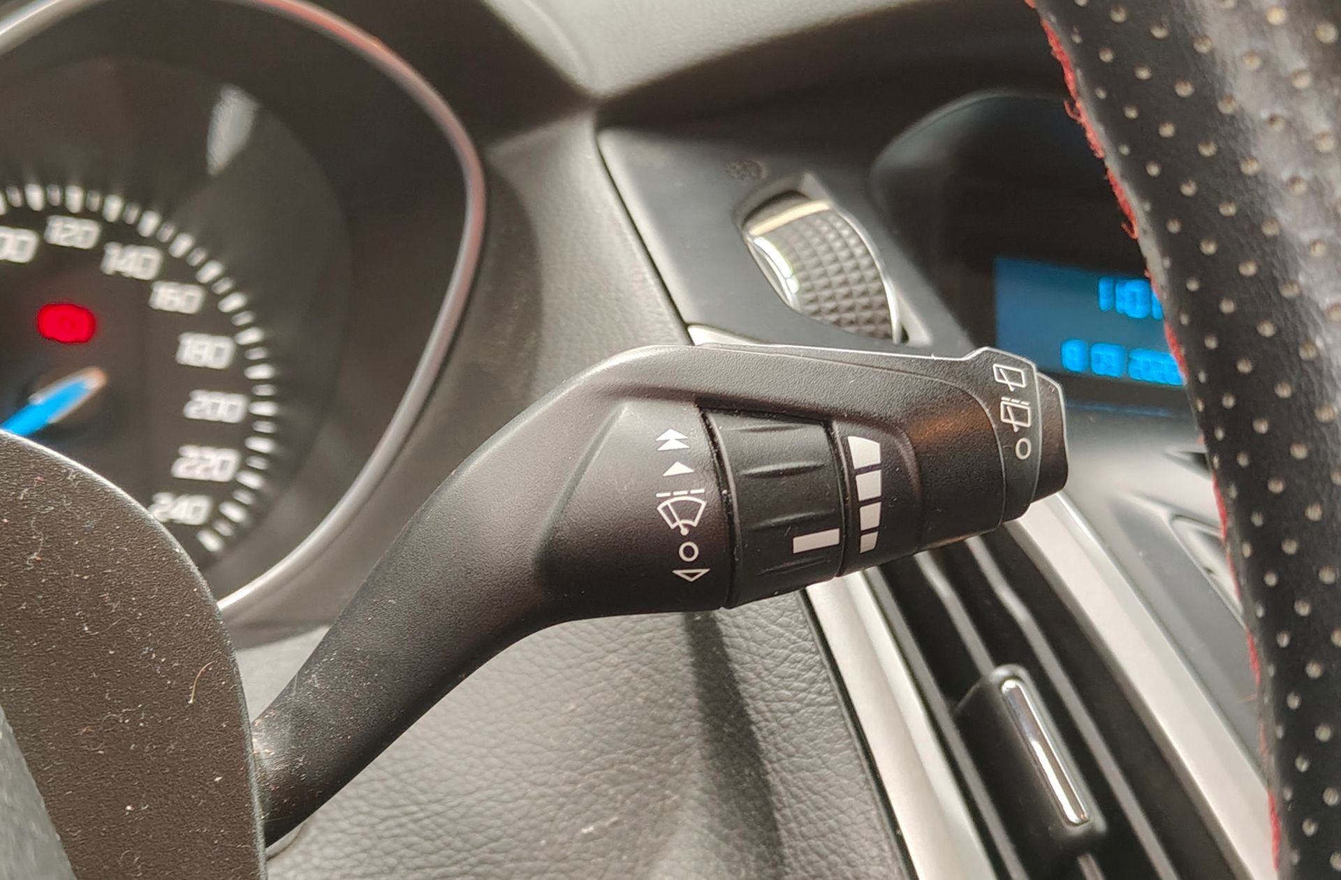 Ford Focus 1.0 EcoBoost Trend - foto 24