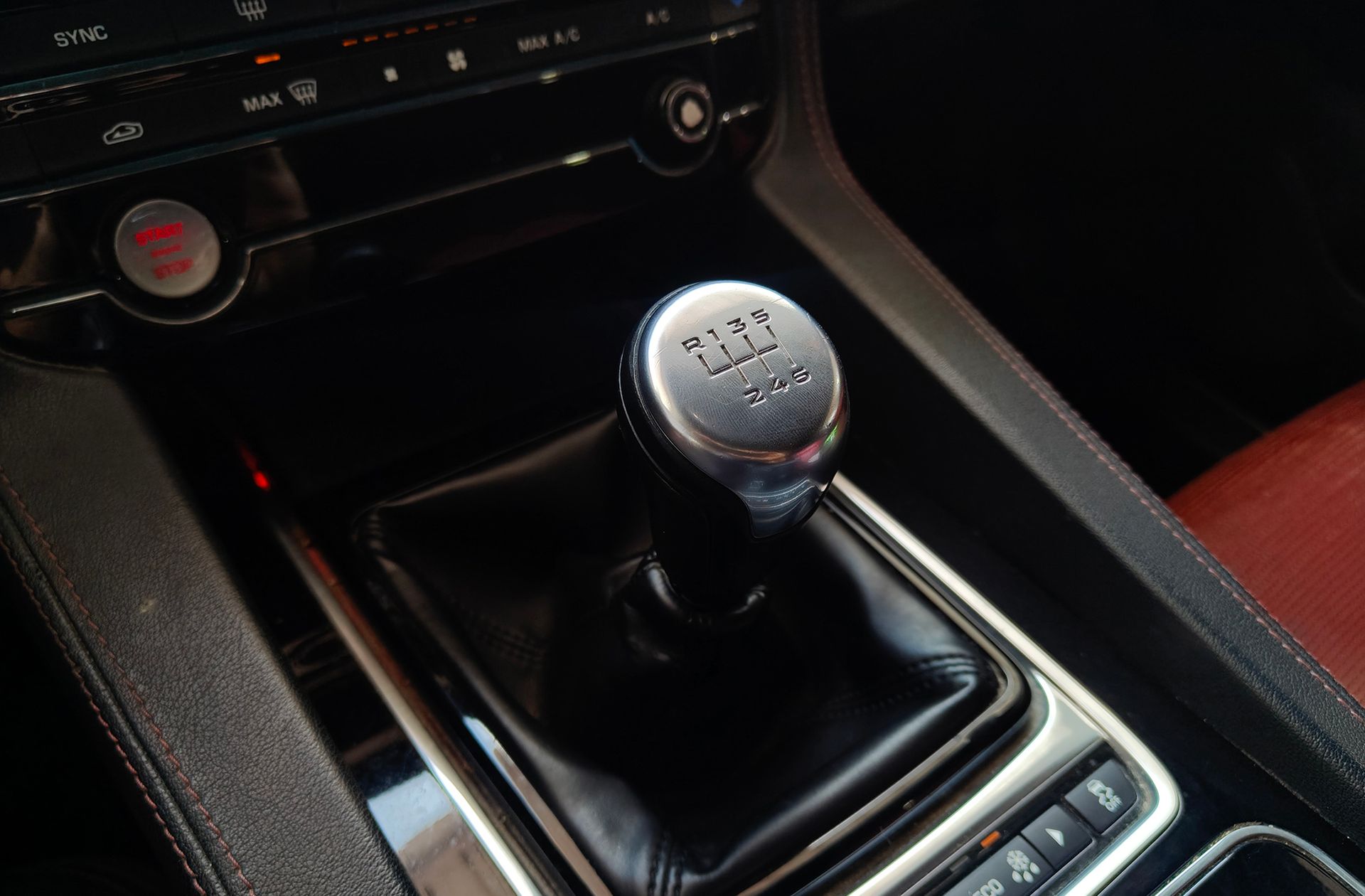 Jaguar F-Pace 2.0L i4D R-Sport AWD - foto 7