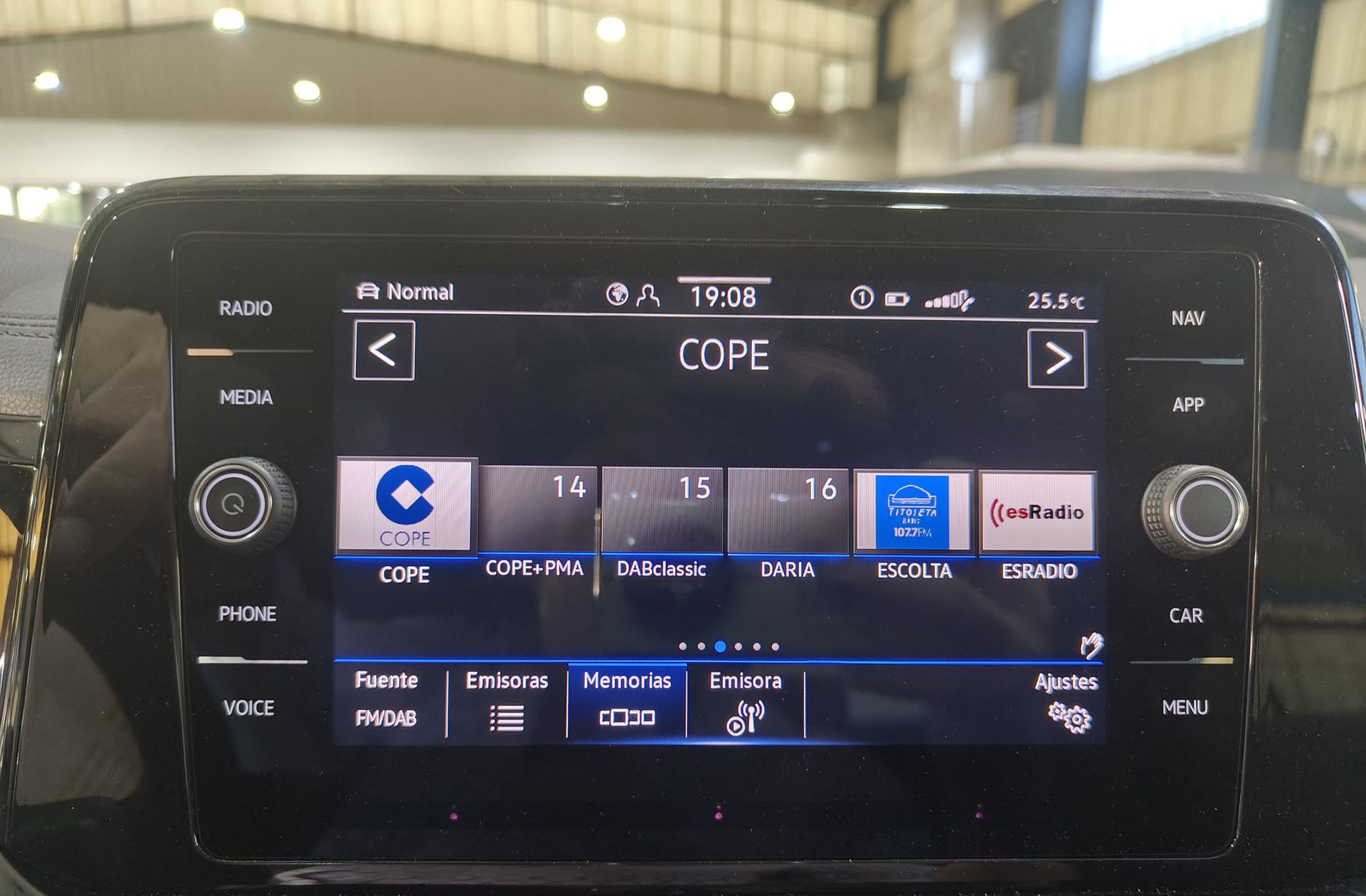 Volkswagen T-Roc Dark Line 1.5 TSI DSG - foto 32