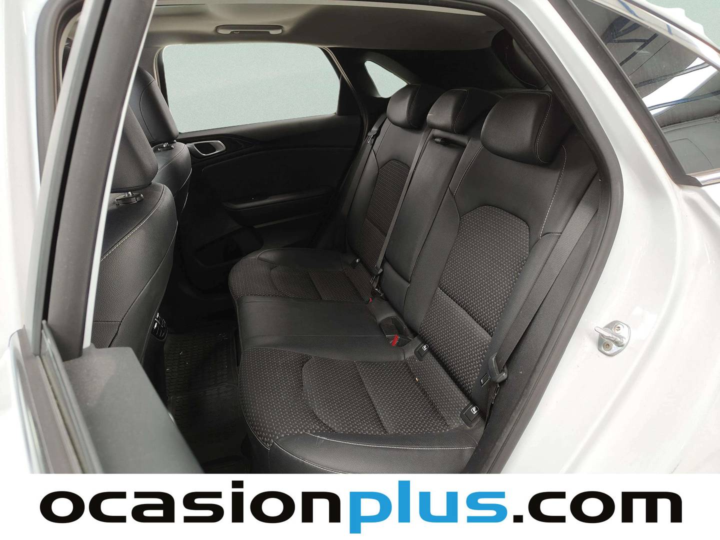 Foto asientos traseros KIA Ceed KIA Ceed 1.4 T-GDi Launch Edition DCT (140 CV)