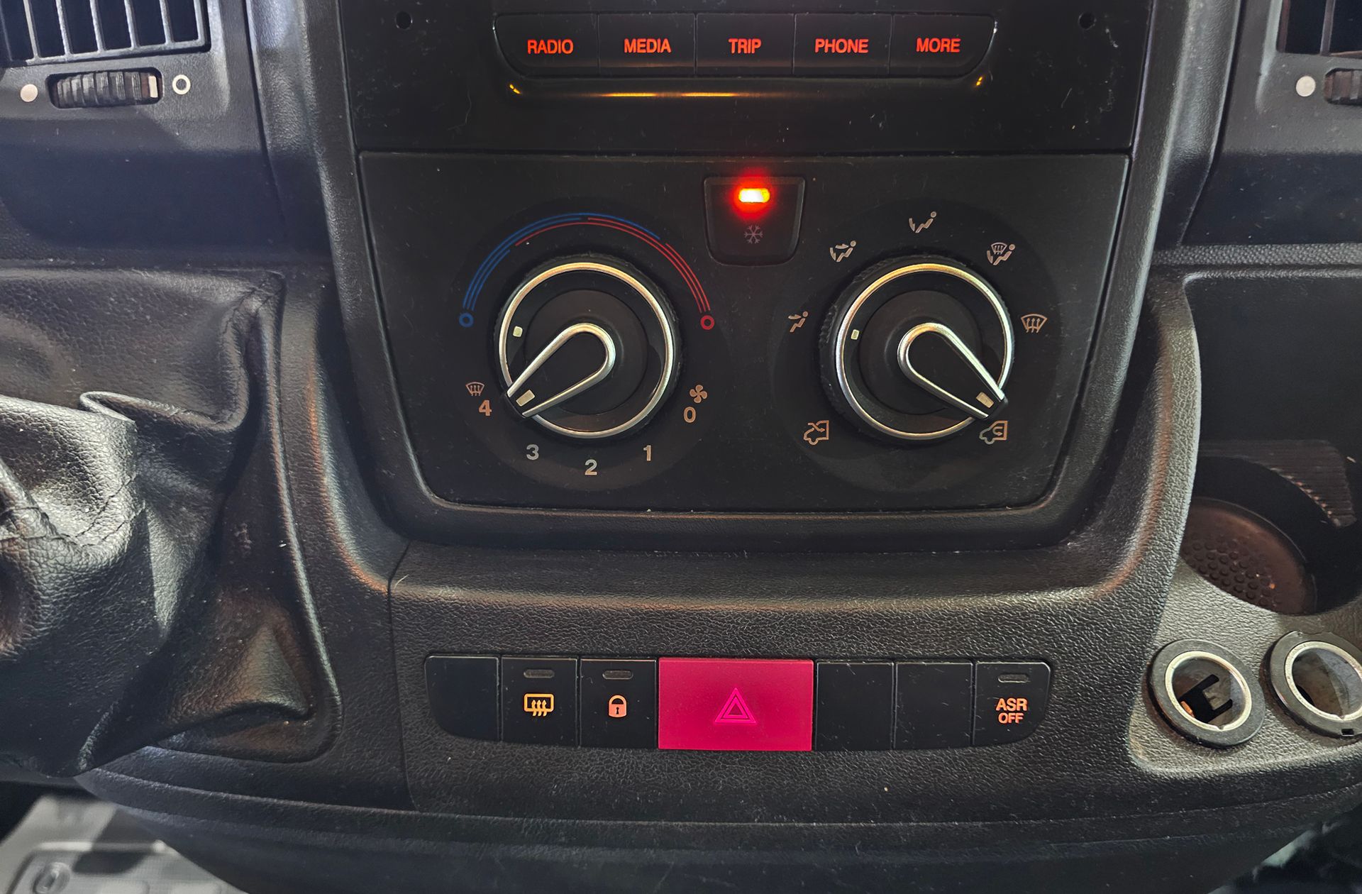 Peugeot Boxer Furgon BlueHDi 140 Pack 335 L2H2 - foto 25